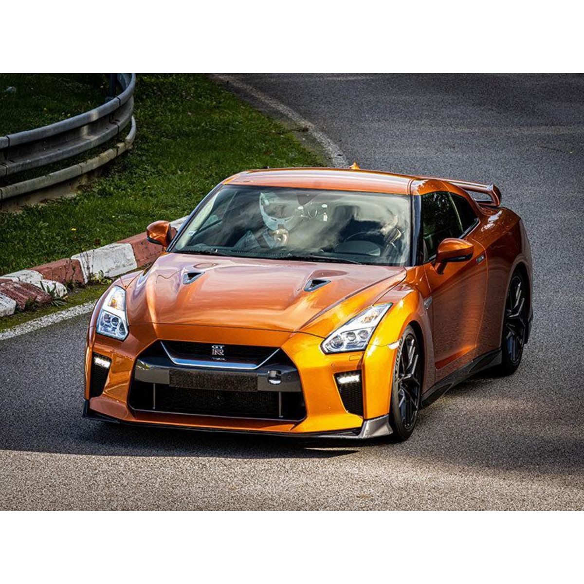 Smartbox Stage de pilotage multivolant : 2 tours en Corvette C8, 2 tours en Ford Mustang et 2 tours en Nissan GTR sur le circuit de Magny-Cours - Coffret Cadeau Sport & Aventure