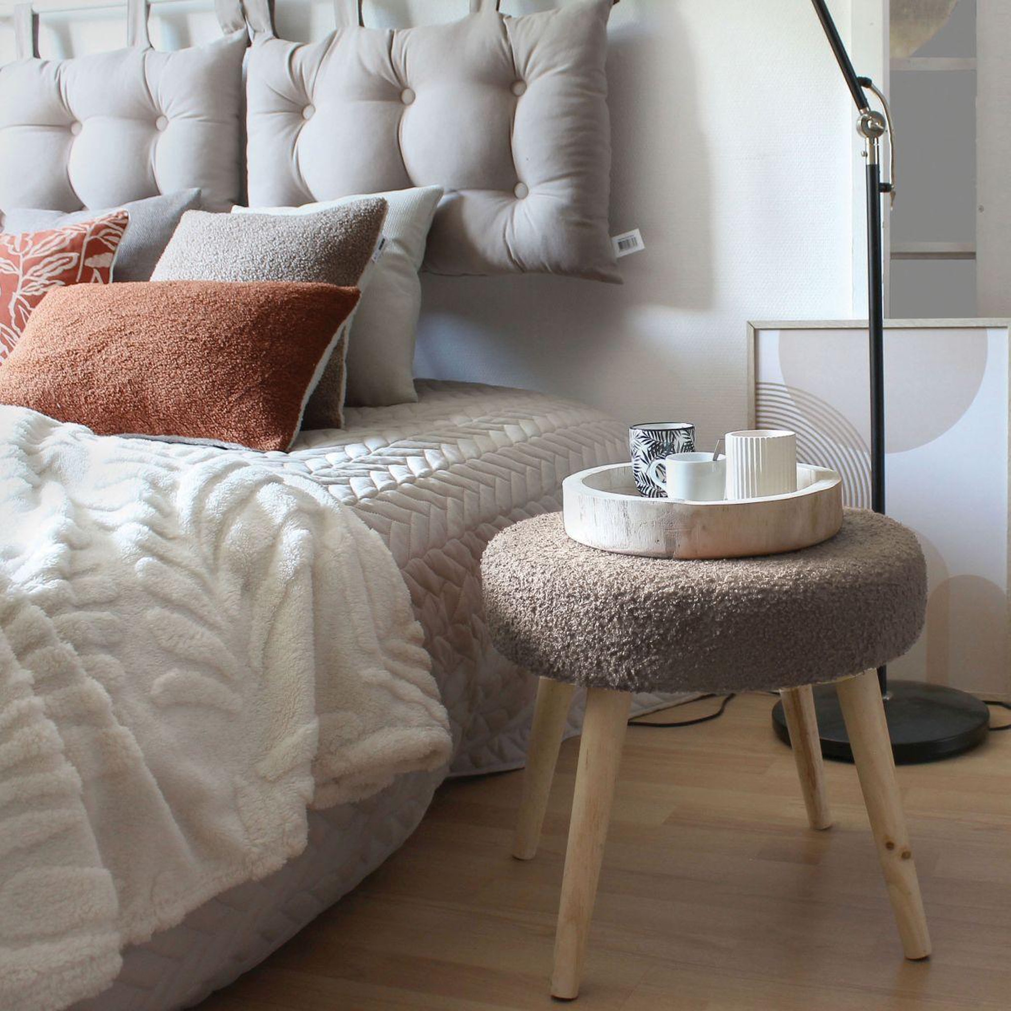 Voir la diapositive 2 : ENJOY HOME Tabouret rond en tissu bouclé  lodge  45cm taupe