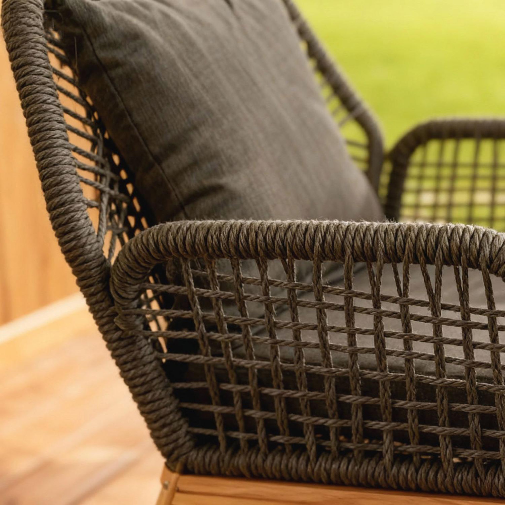 Voir la diapositive 5 : CONCEPT USINE Salon de jardin 4 places en bois avec 2 tables gris anthracite et bois rosario