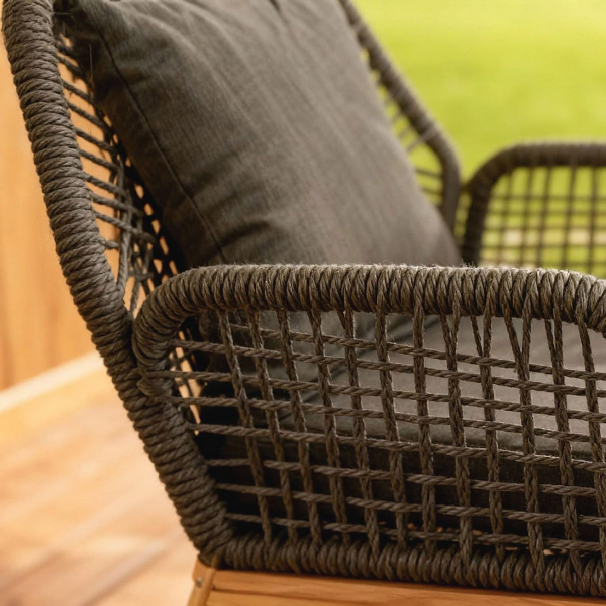 CONCEPT USINE Salon de jardin 4 places en bois avec 2 tables gris anthracite et bois ROSARIO