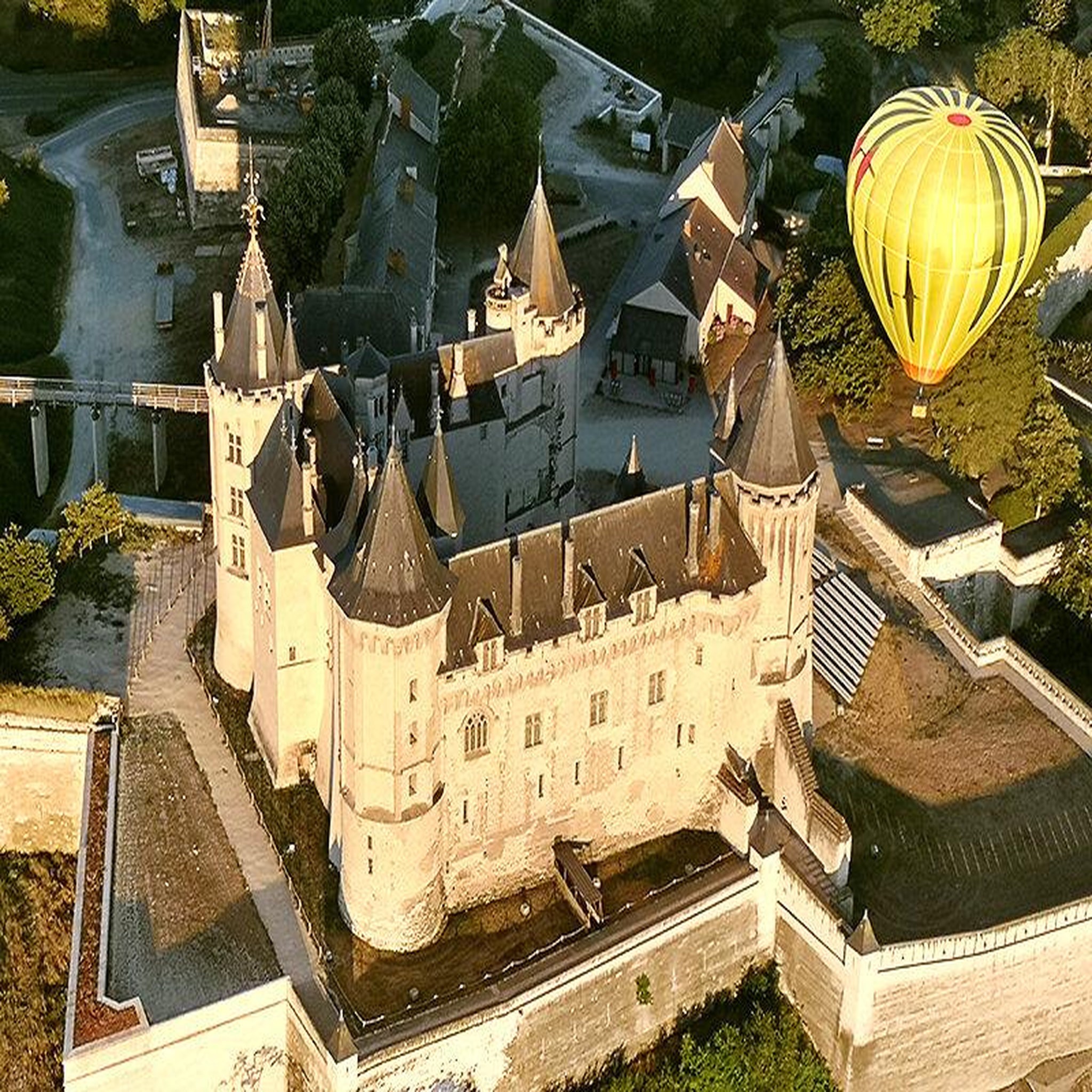 Voir la diapositive 5 : Smartbox Vol en montgolfière au-dessus des châteaux de la loire avec dégustation de vin pour 2 personnes - coffret cadeau sport & aventure