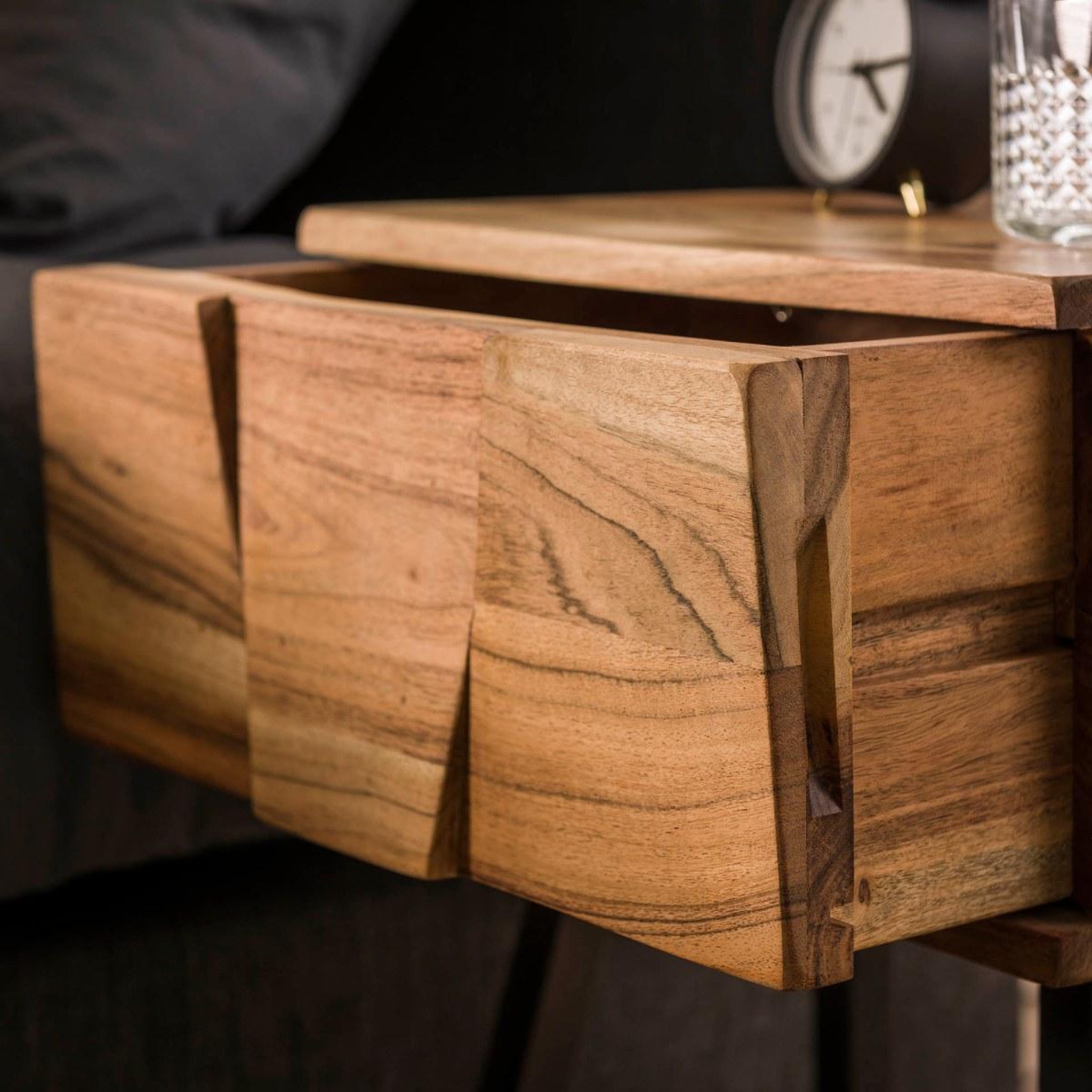Voir la diapositive 4 : JLC KREATION Table de chevet en bois massif DINO