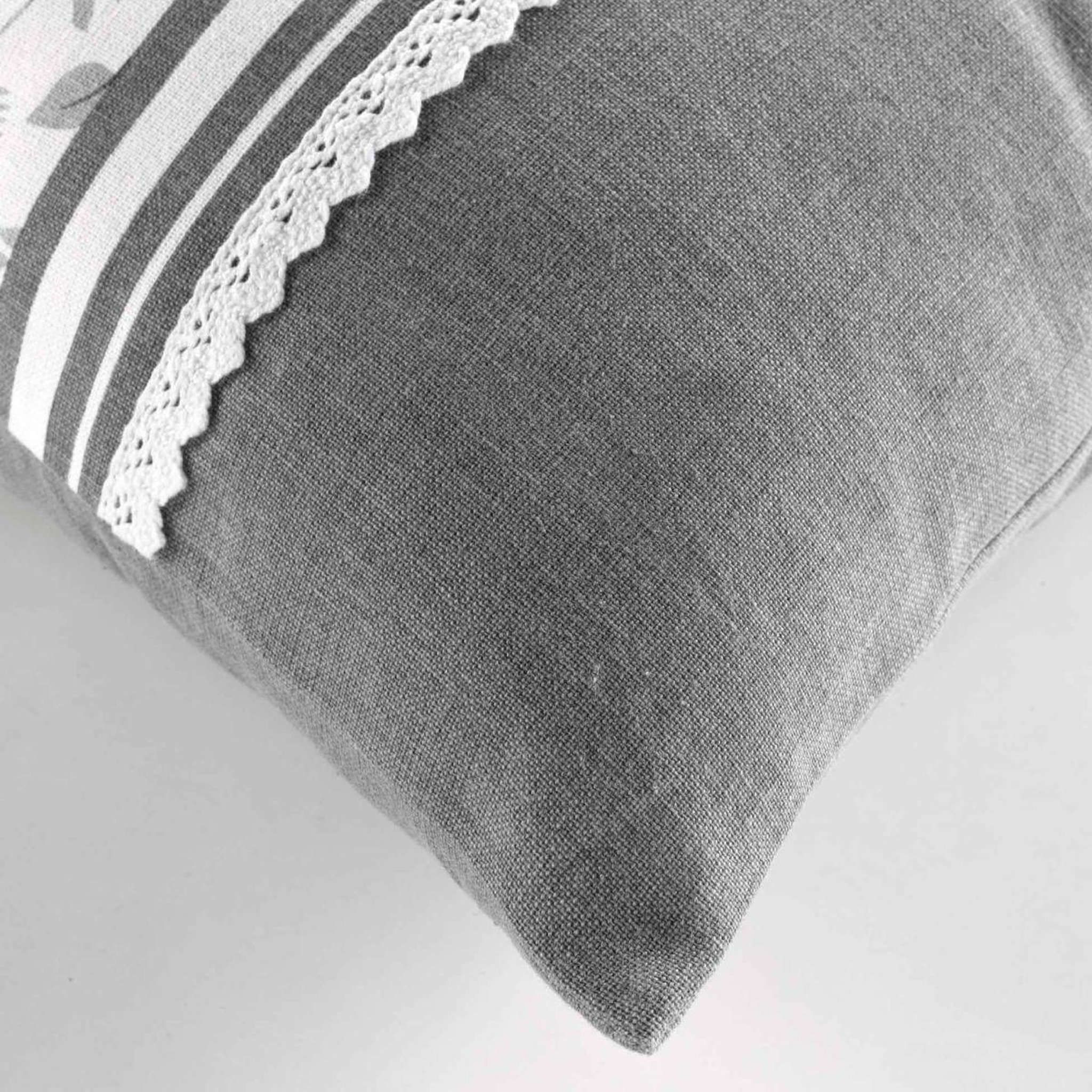 Voir la diapositive 3 : Douceur d'Intérieur Coussin déco imprimé  flavie  45x45cm gris