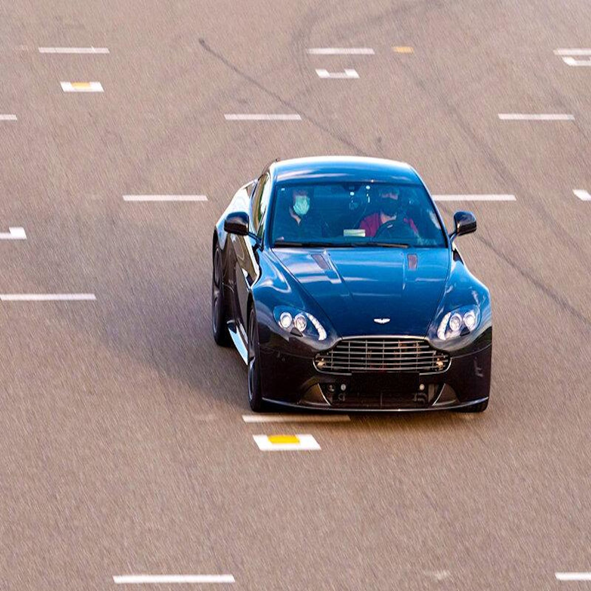 Smartbox Stage de pilotage : 2 tours sur le circuit de Nogaro en Aston Martin V8 Vantage - Coffret Cadeau Sport & Aventure