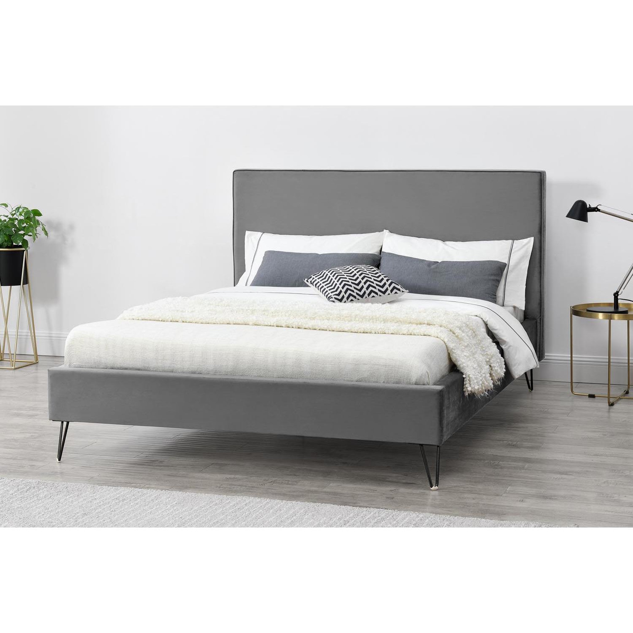 Voir la diapositive 5 : CONCEPT USINE Lit 140 x 190 cm en velours gris et noir riverside