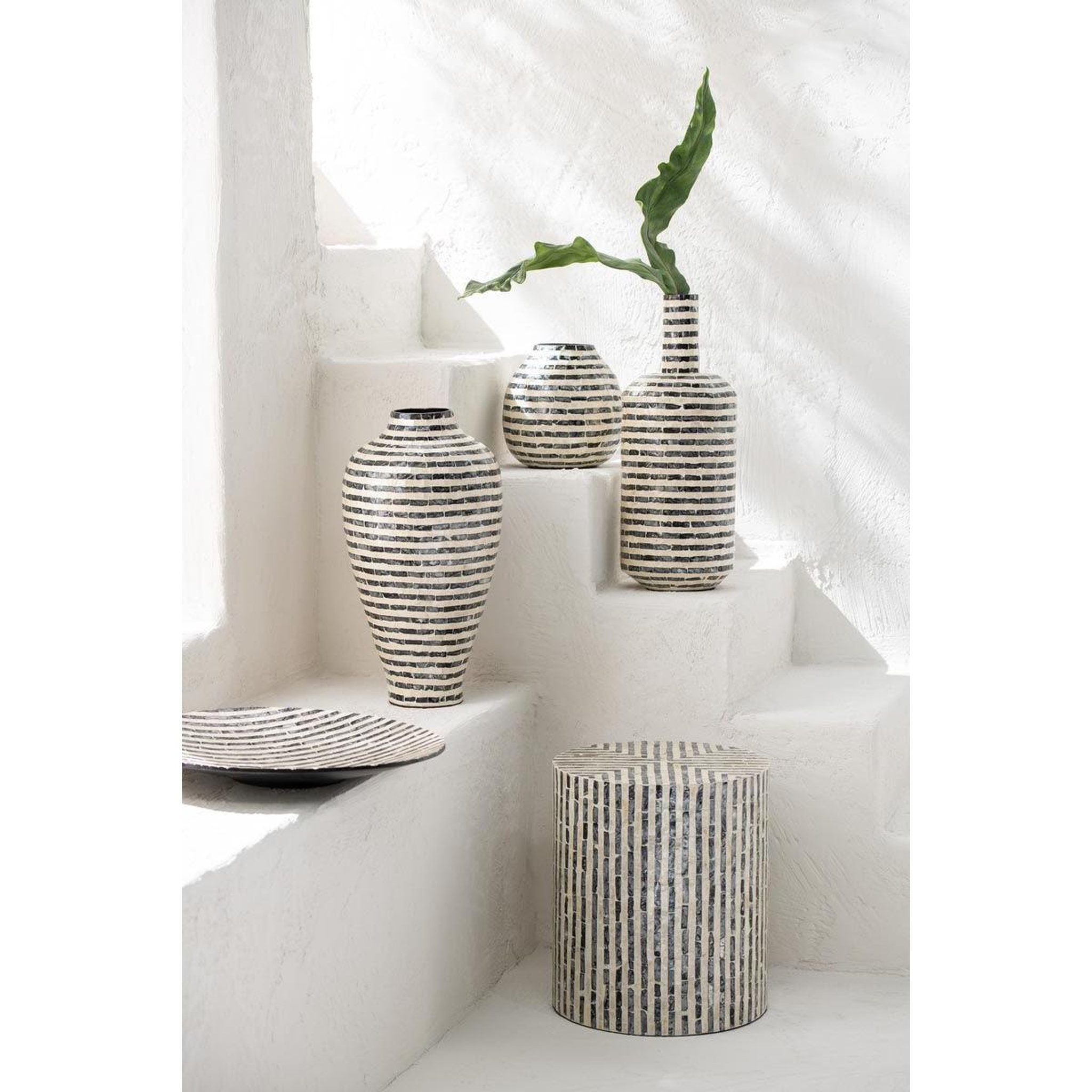 Voir la diapositive 2 : J-LINE Vase Boule Design  Coquillage  23cm Noir & Blanc