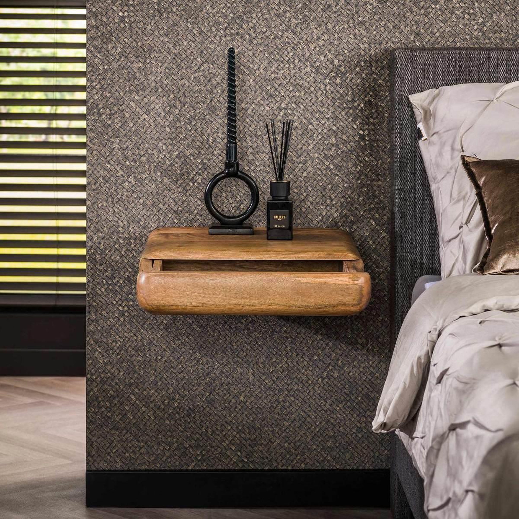 Voir la diapositive 3 : JLC KREATION Table de chevet en bois massif gemma 1 tiroir