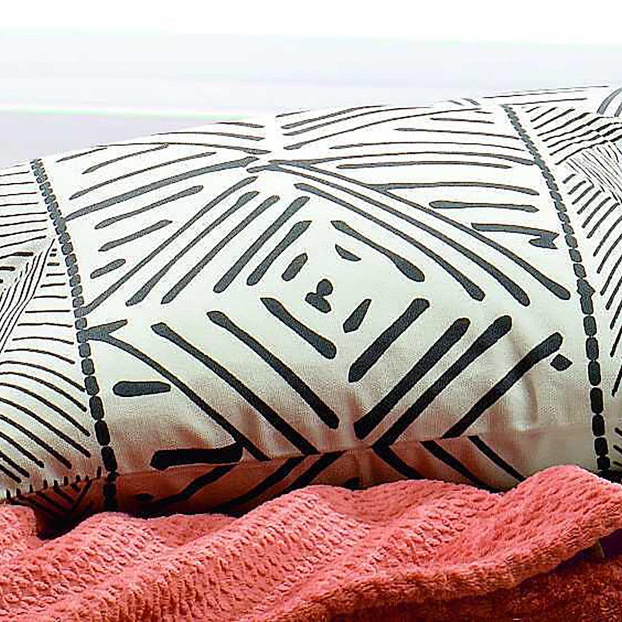 Voir la diapositive 2 : Les Ateliers du Linge Coussin décoratif imprimé en coton avec pompons