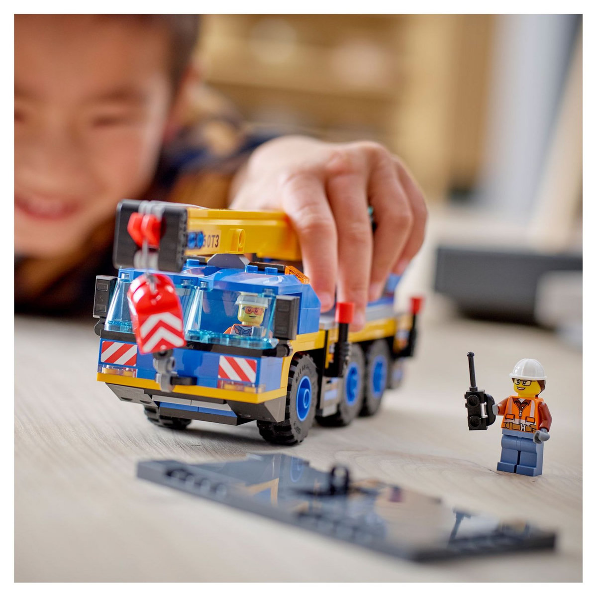 LEGO City 60324 - La Grue Mobile, Jouet Camion de Chantier, Cadeau Garçons et Filles de 7 Ans