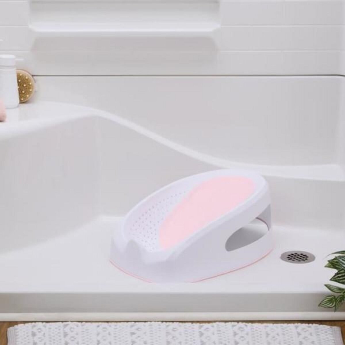 MARKET24 Transat - Anneau INGENUITY  de bain bébé fille antidérapant, de 0 a 6 mois ou 9kg, transat perforé pour laisser couler l'eau, Rose