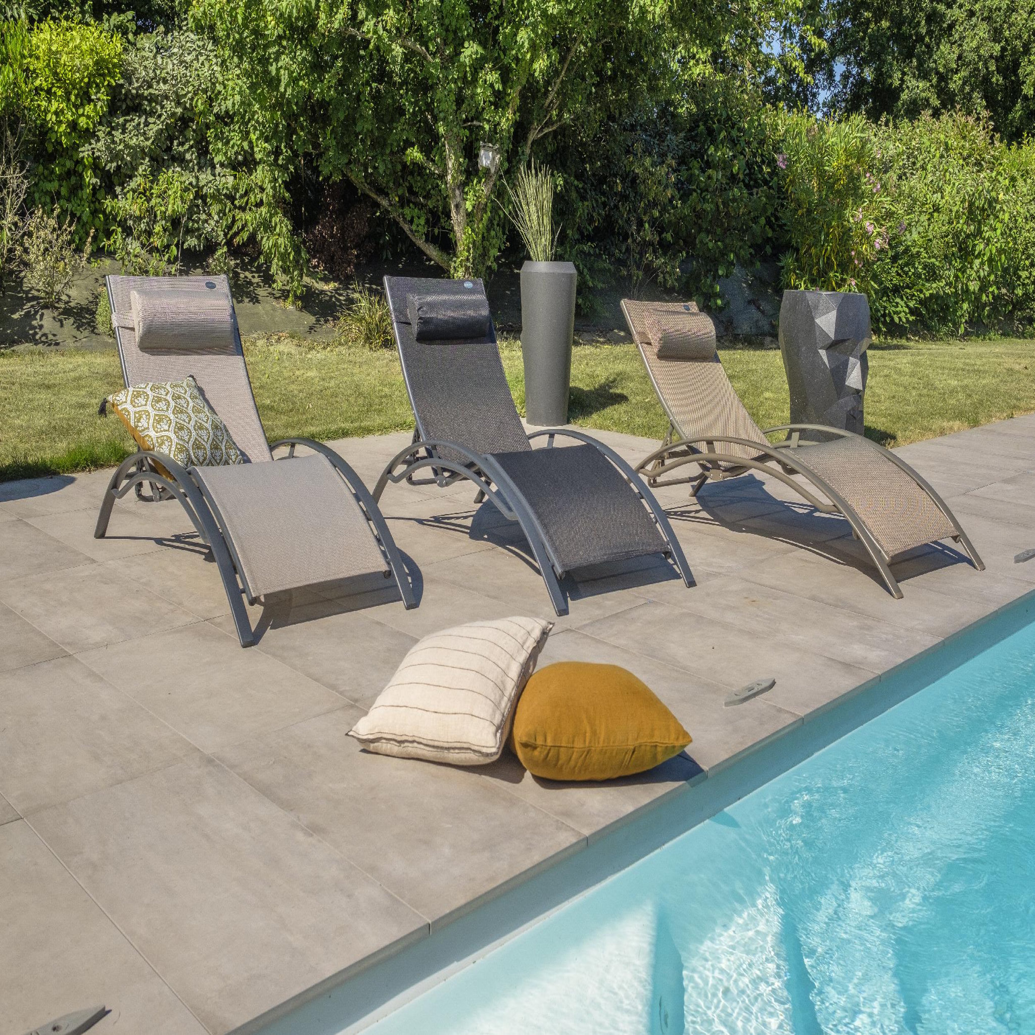 Voir la diapositive 3 : DCB GARDEN Lot de 2 bains de soleil en aluminium et toile plastifiée