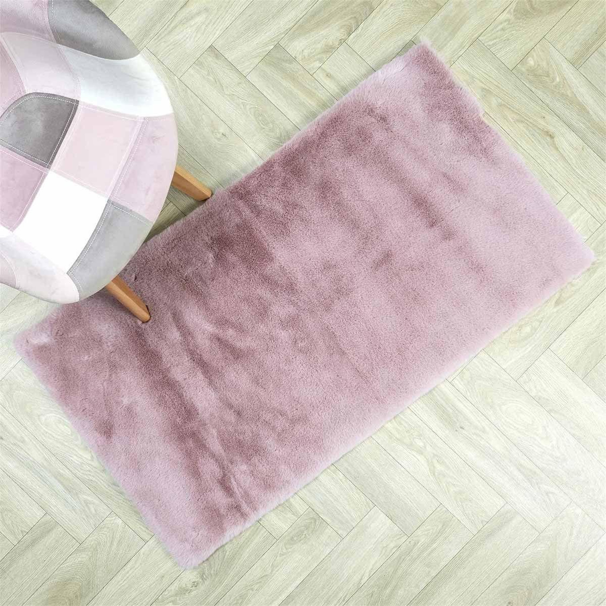 Voir la diapositive 5 : The Home Deco Factory Tapis imitation fourrure  fin  60x110cm rose
