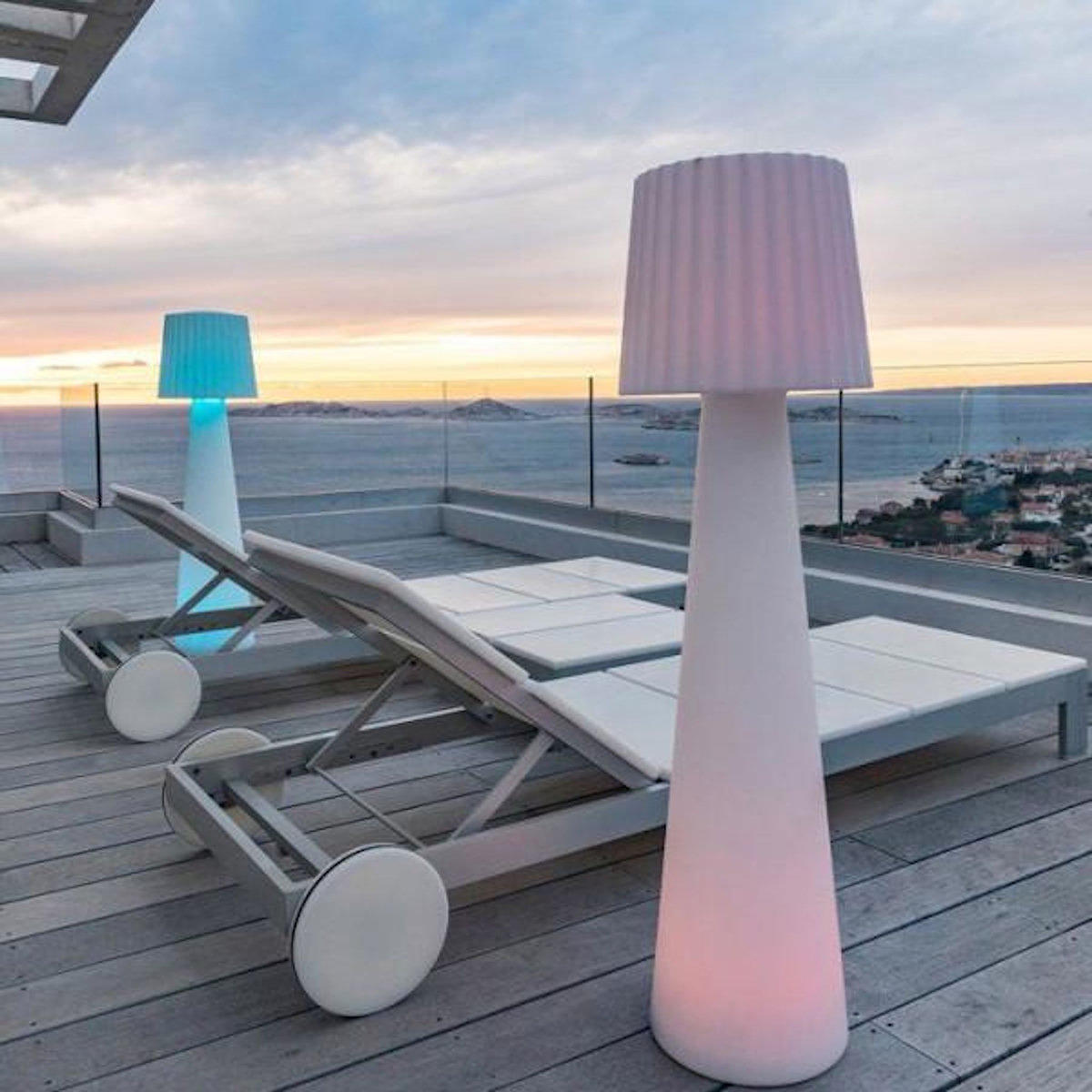 Lumisky Lampadaire extérieur sans fil - LUMISKY - LADY C110 - LED multicolore dimmable - Abat-jour ondulé - Télécommande - H110 cm