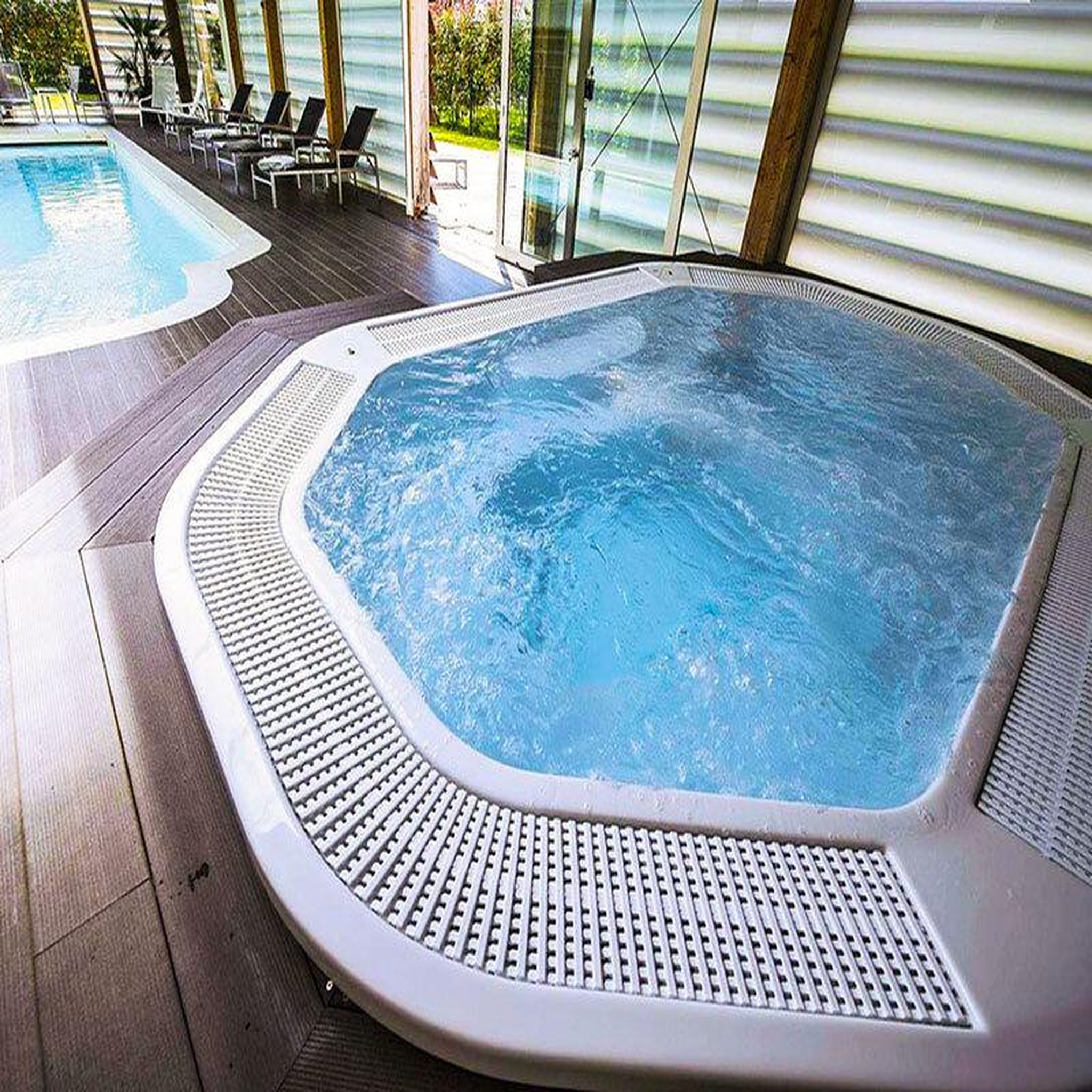 Voir la diapositive 3 : Smartbox 1h d'accès au Spa by Sothys en hôtel 4* avec massage californien pour 2 près de Paris - Coffret Cadeau Bien-être