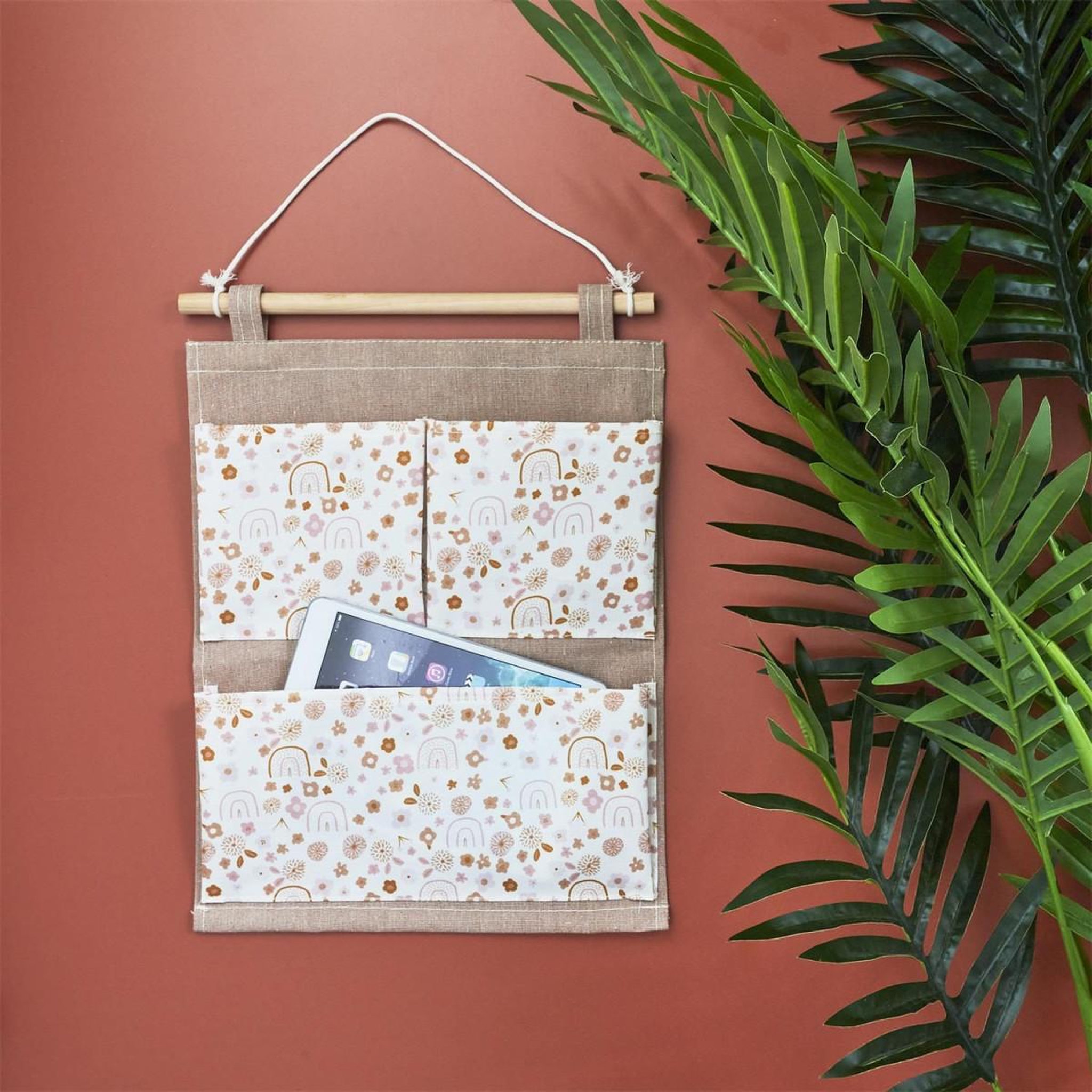 Voir la diapositive 2 : HOME DECO KIDS Rangement à suspendre  terrazzo  41cm rose