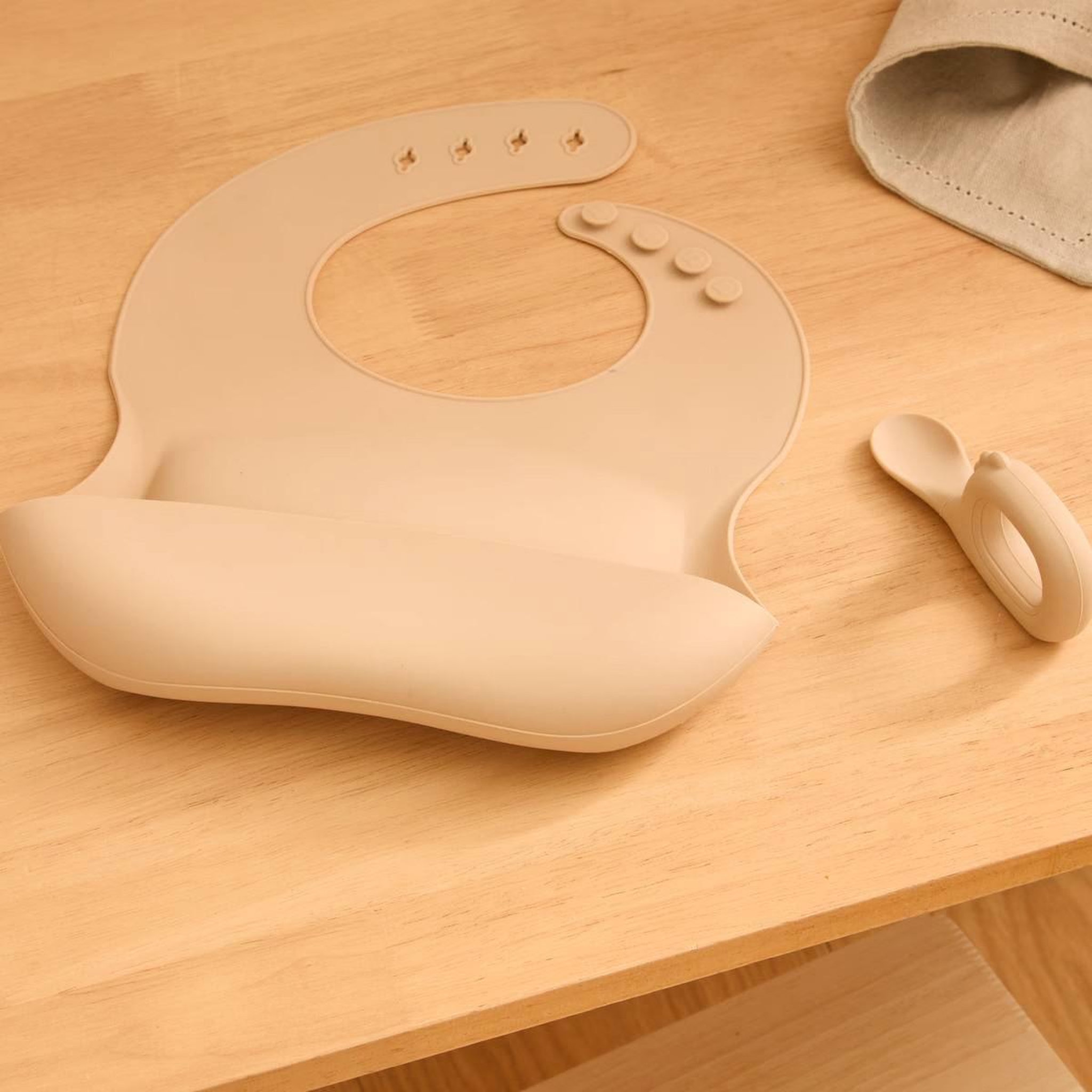 Voir la diapositive 2 : Atmosphera Kids Set bavoir & cuillère en silicone  yum  26cm beige
