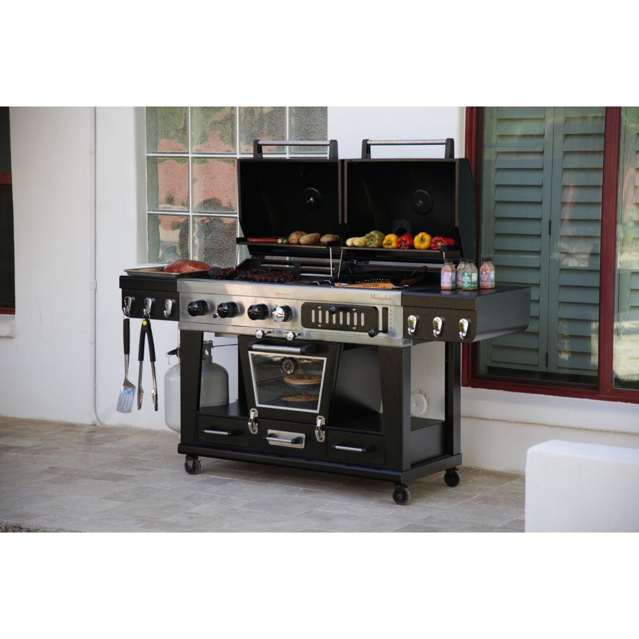 Voir la diapositive 4 : PITBOSS Barbecue gaz memphis 2.0, sur chariot , une zone de cuisson gaz, une charbon et un fumoir électrique 3 étages.
