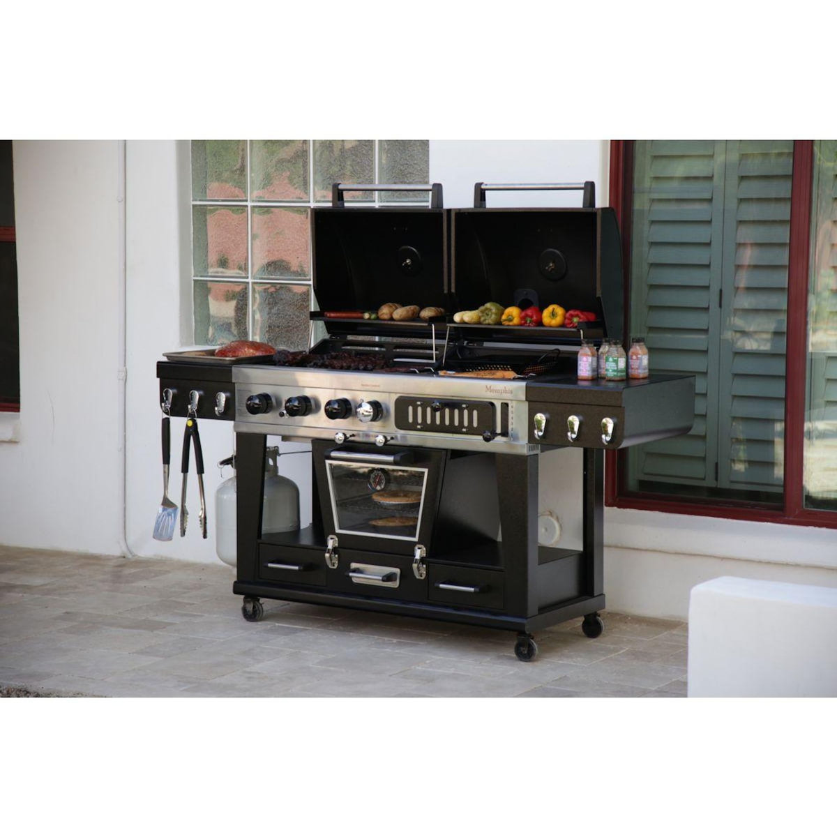 PITBOSS Barbecue gaz MEMPHIS 2.0, sur chariot , une zone de cuisson gaz, une charbon et un fumoir électrique 3 étages.