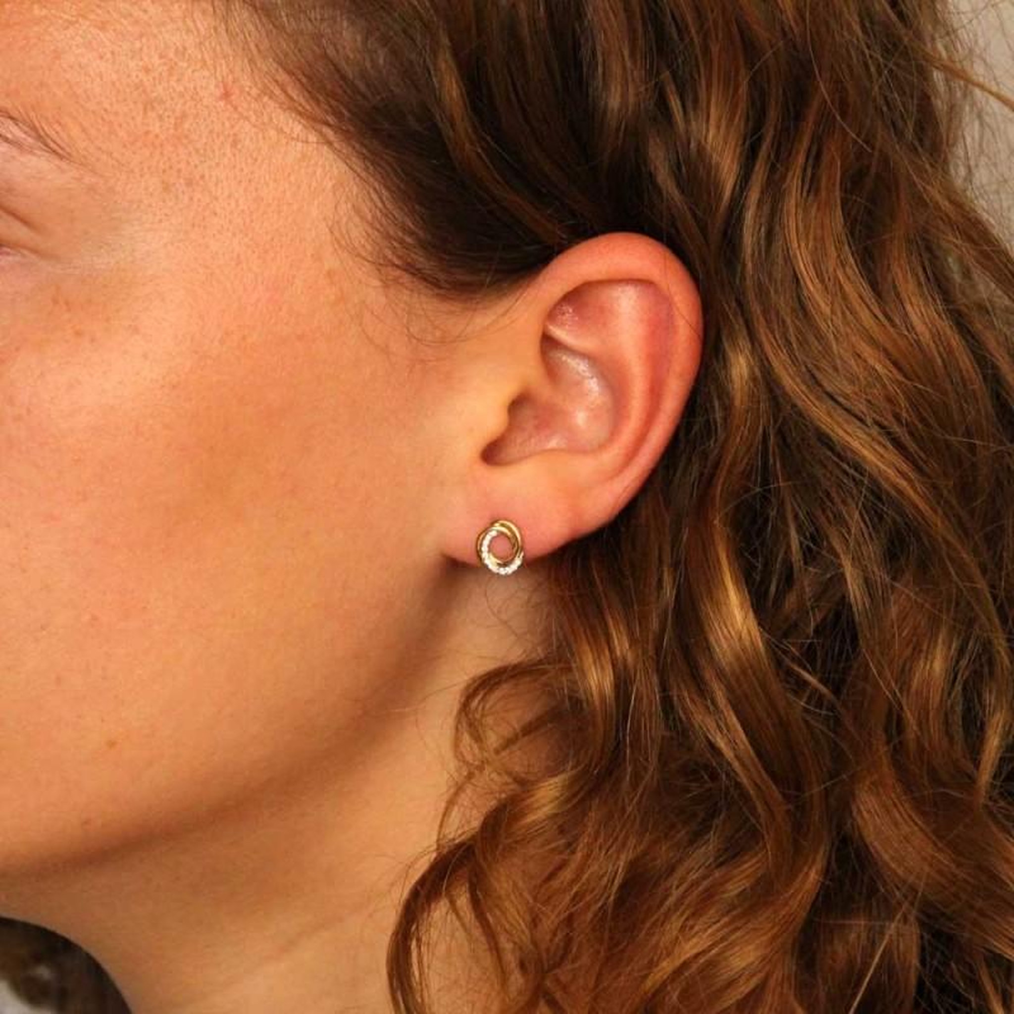 Voir la diapositive 2 : L'ATELIER D'AZUR Boucles d'Oreilles Or Jaune et Zirconiums - Motif Anneau Enlacés Sertis