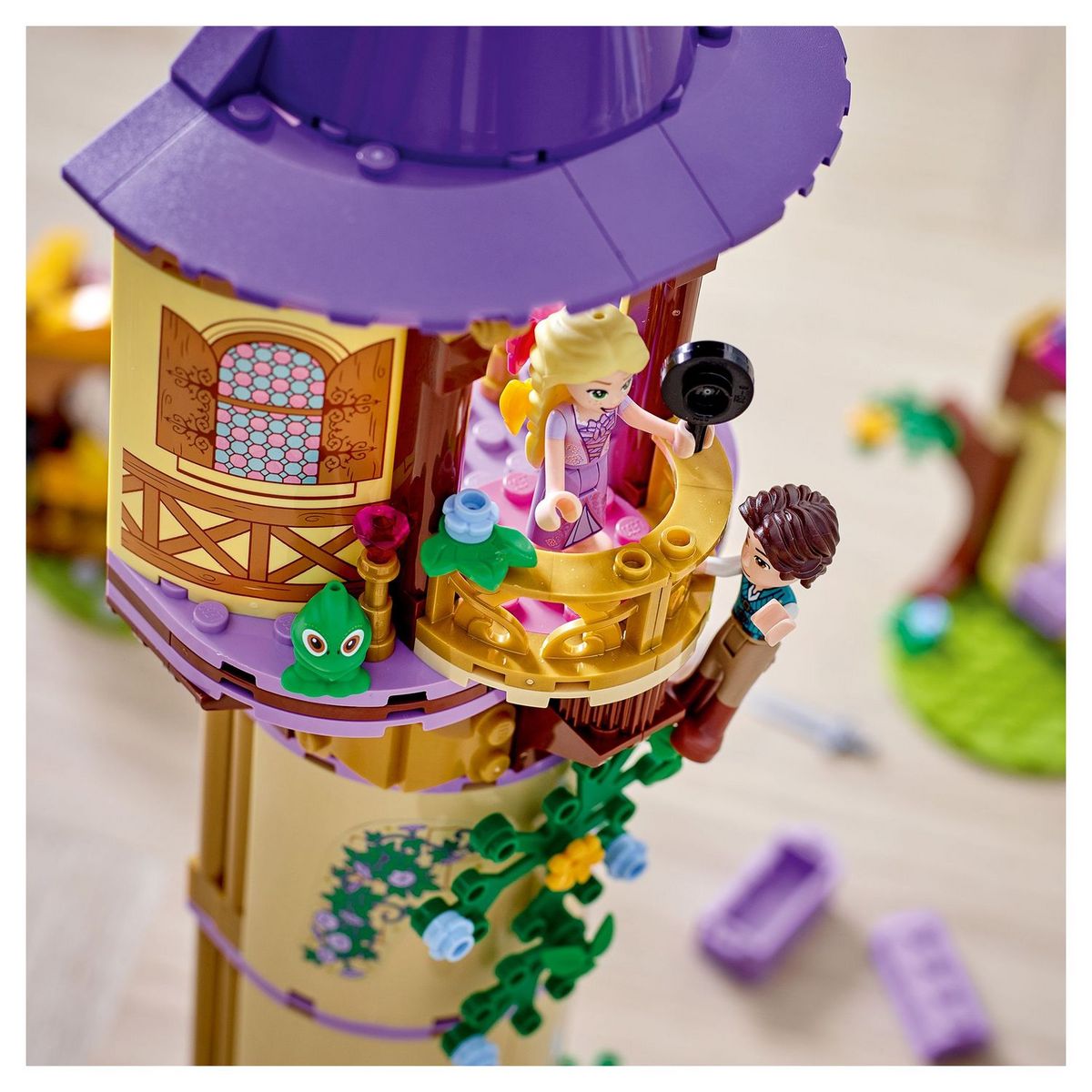 LEGO Disney Princess 43187 - La tour de Raiponce, Jouet Château Princesse, Inclus 2 Mini-Poupées de Flynn & Raiponce