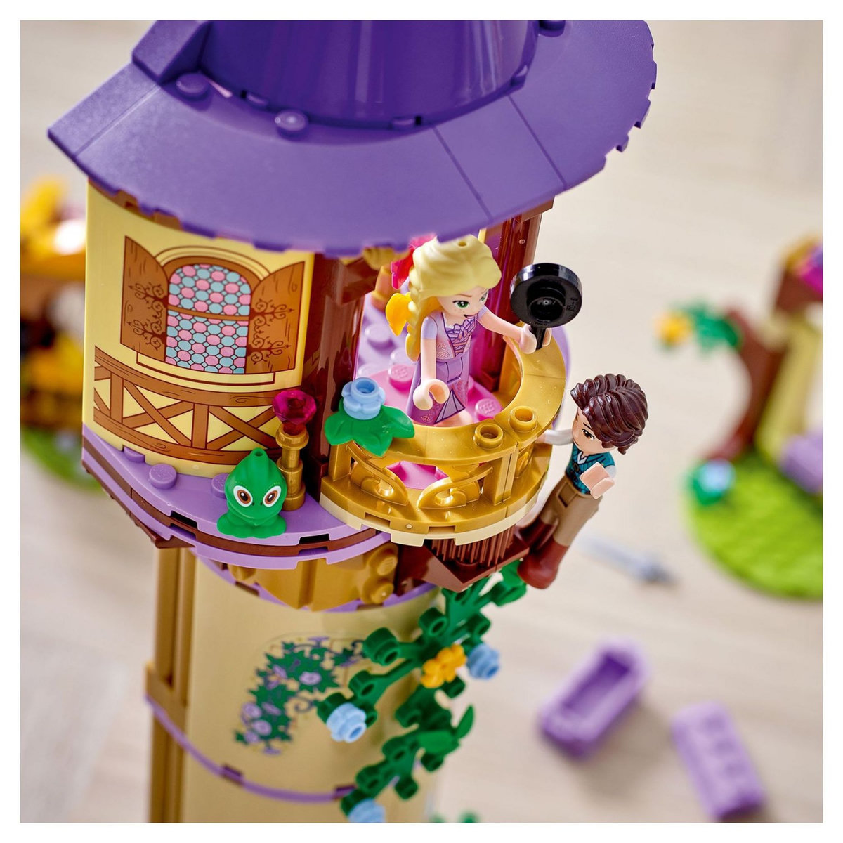 LEGO Disney Princess 43187 - La tour de Raiponce, Jouet Château Princesse, Inclus 2 Mini-Poupées de Flynn & Raiponce
