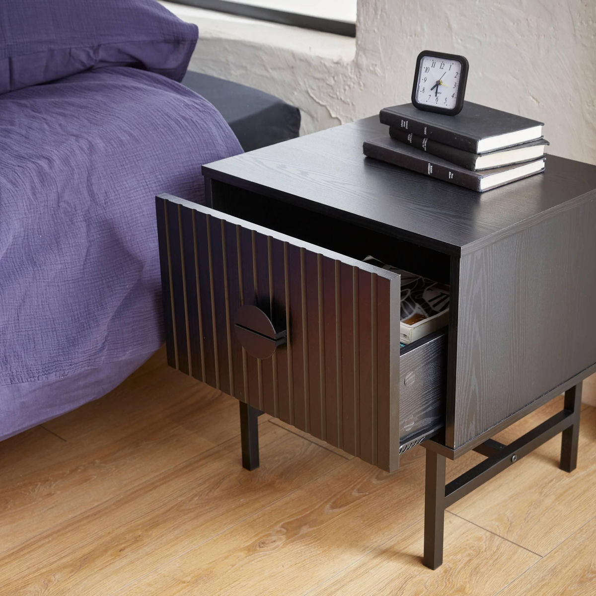 SWEEEK Table de chevet noire décor bois rainuré. un tiroir. L 48 x l 39 x H 50cm