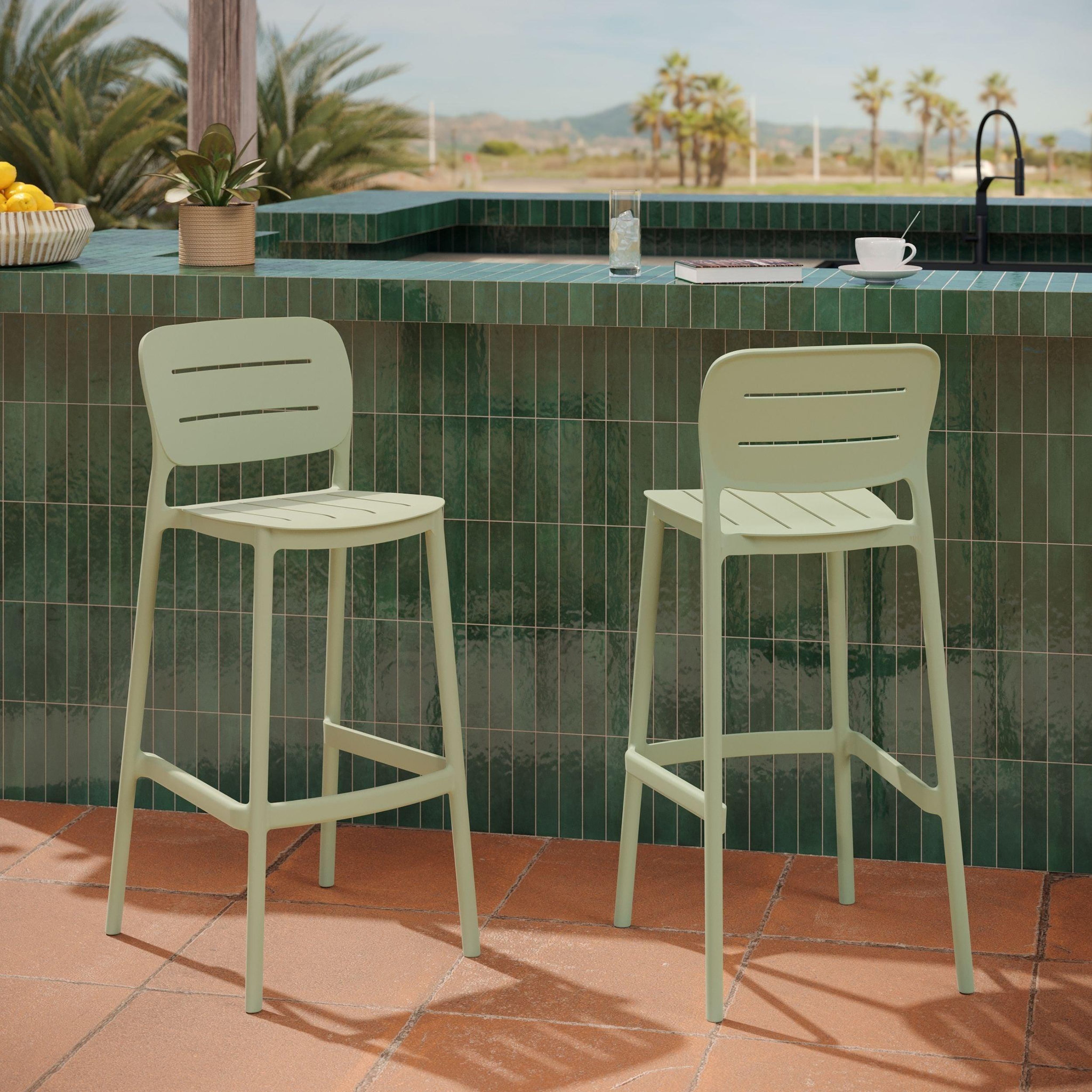Voir la diapositive 2 : MAISON PAVANE Lot de 2 chaises de bar de jardin 75 cm en plastique vert pastel-lola