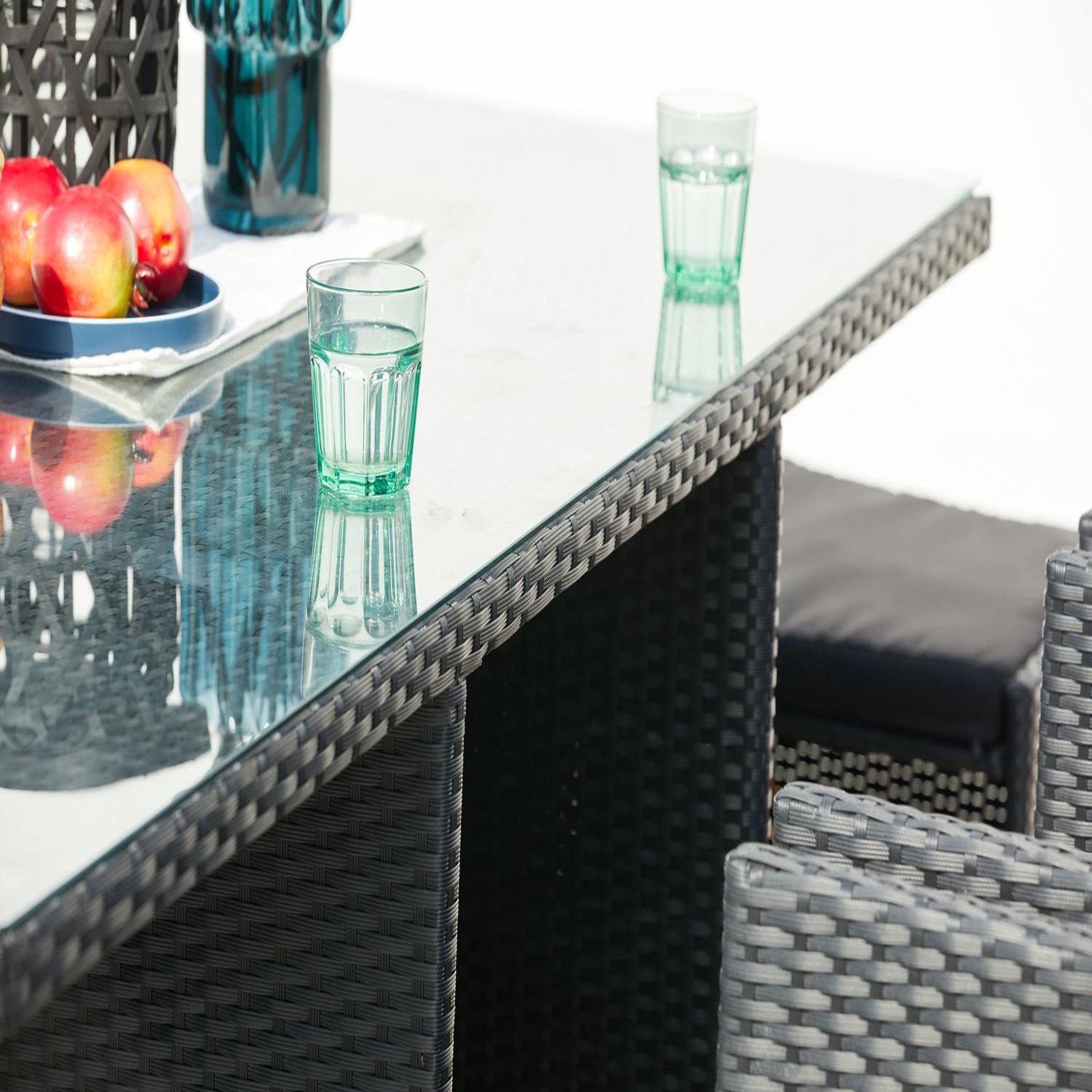 Voir la diapositive 5 : CONCEPT USINE Table et chaises 8 places encastrables en résine noir-noir miami