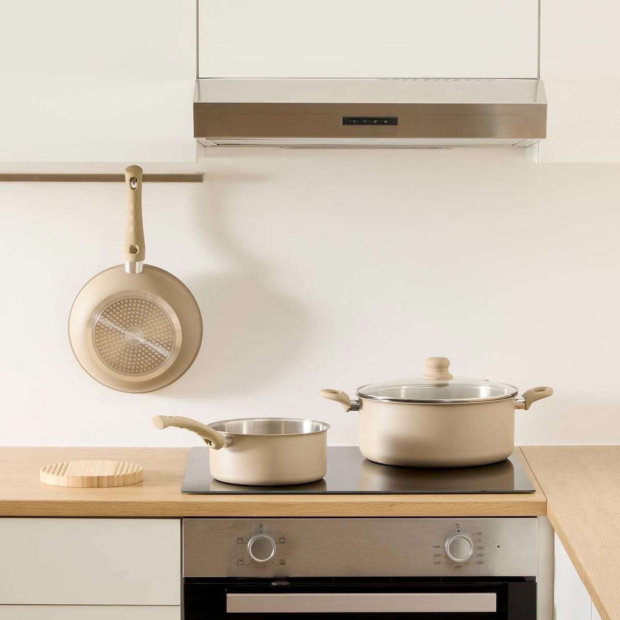 Voir la diapositive 2 : FIVE Casserole en inox  solstice  20cm beige