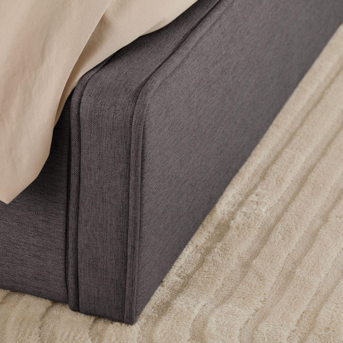 IDIMEX Lit double BELARTI 140 x 190 cm, revêtement en tissu