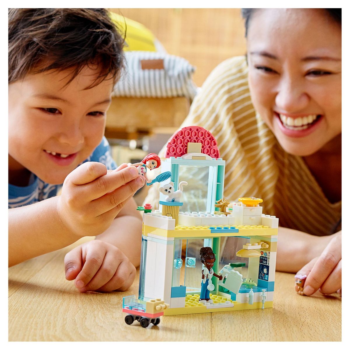 LEGO Friends 41695 La Clinique Vétérinaire, Jouet pour Enfants +4 ans, Figurines Animaux