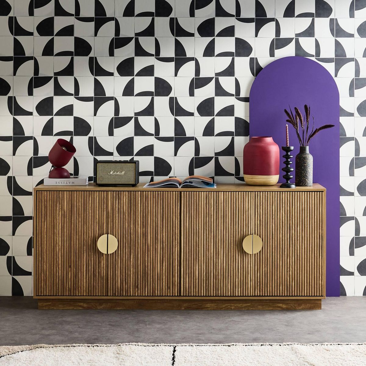 SWEEEK Buffet exotique 4 portes. effet bois de manguier rainuré. buffet bas. poignées en métal doré. L 180 x P 40 x H 75cm