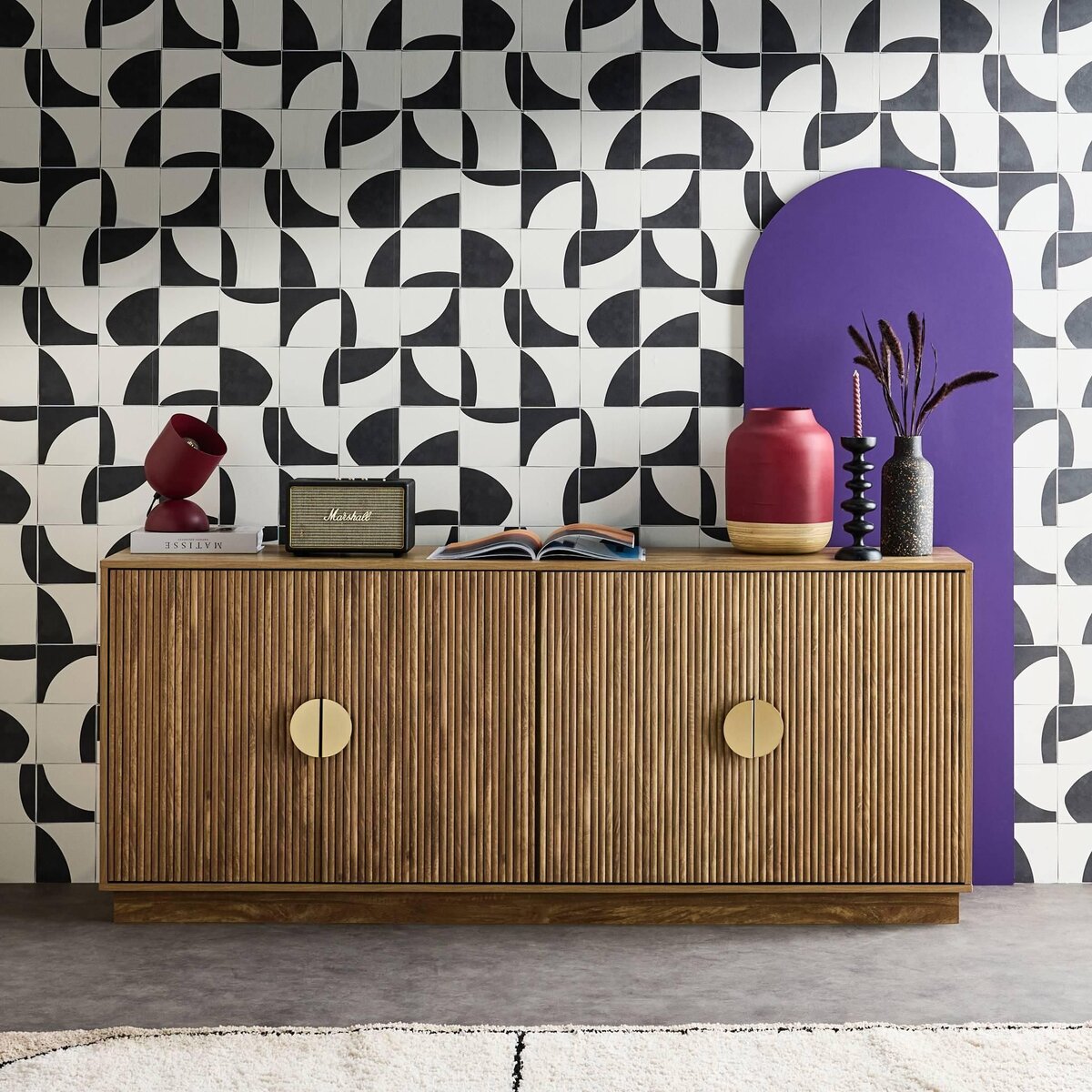 SWEEEK Buffet exotique 4 portes. effet bois de manguier rainuré. buffet bas. poignées en métal doré. L 180 x P 40 x H 75cm