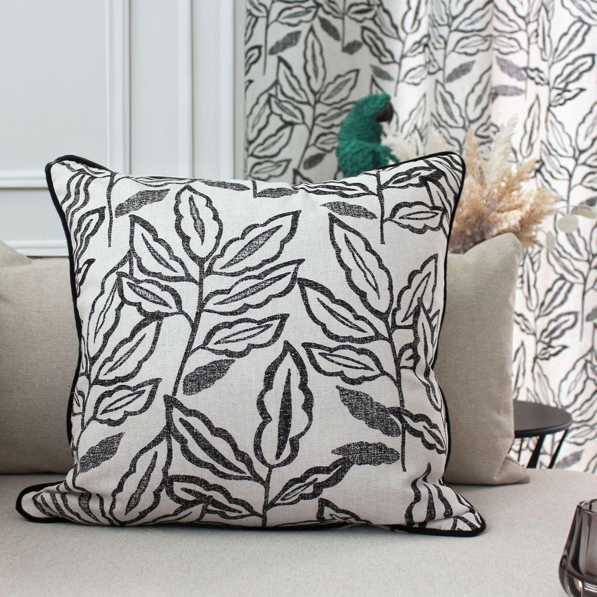 Voir la diapositive 3 : ENJOY HOME Coussin déco à motifs  lodge  40x40cm écru & noir