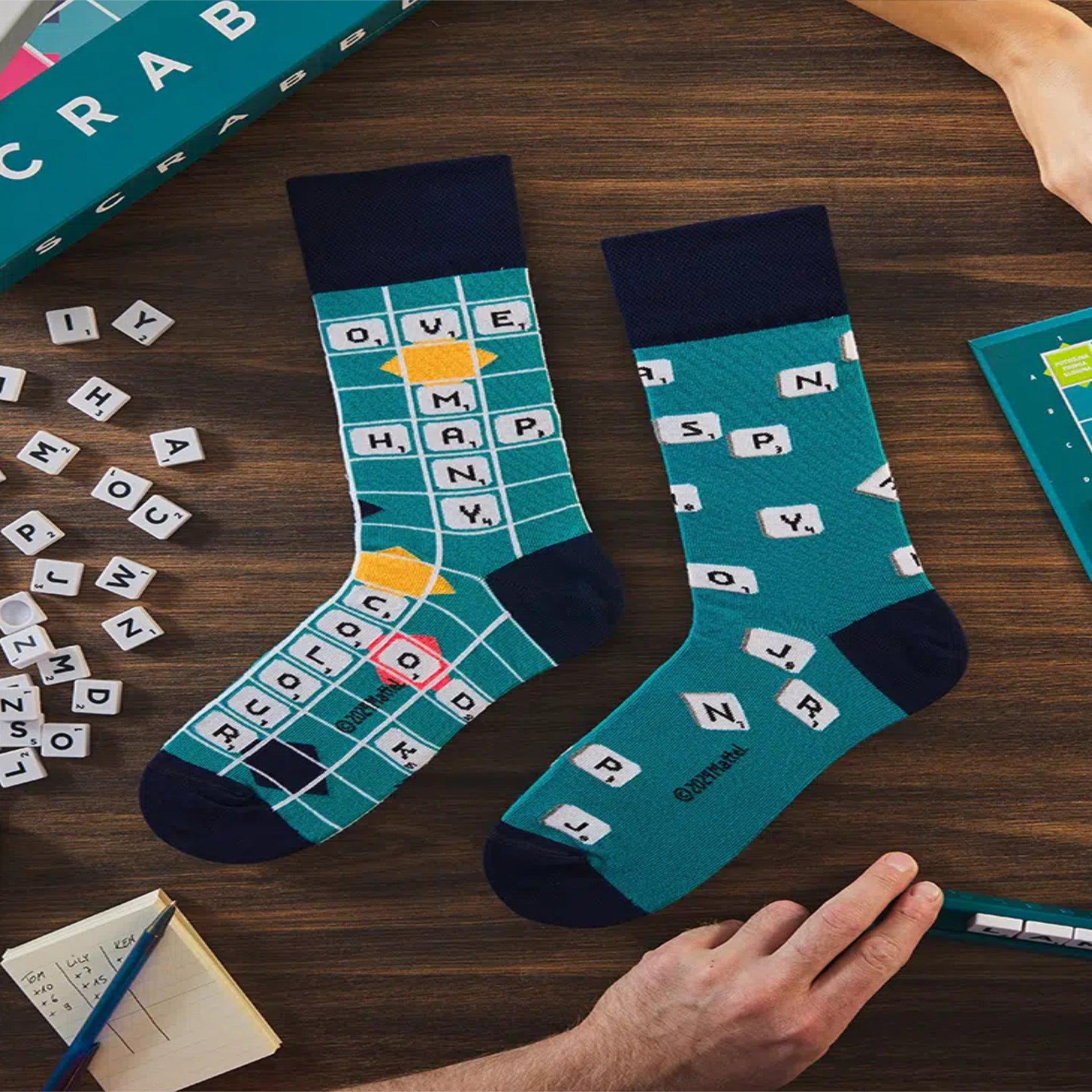 Voir la diapositive 3 : MANY MORNINGS Chaussettes scrabble