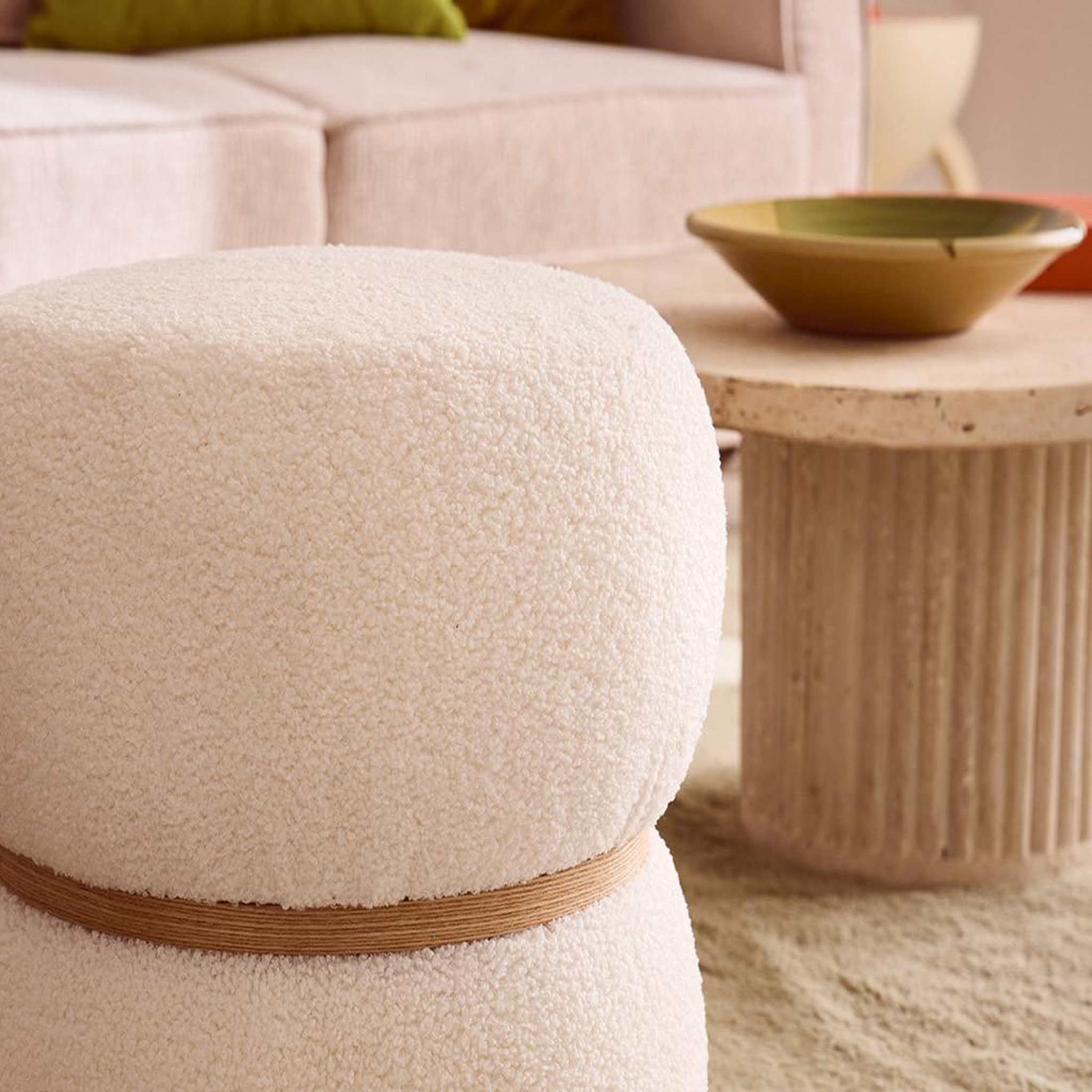 Voir la diapositive 3 : LISA DESIGN Sataya - pouf - en tissu bouclette