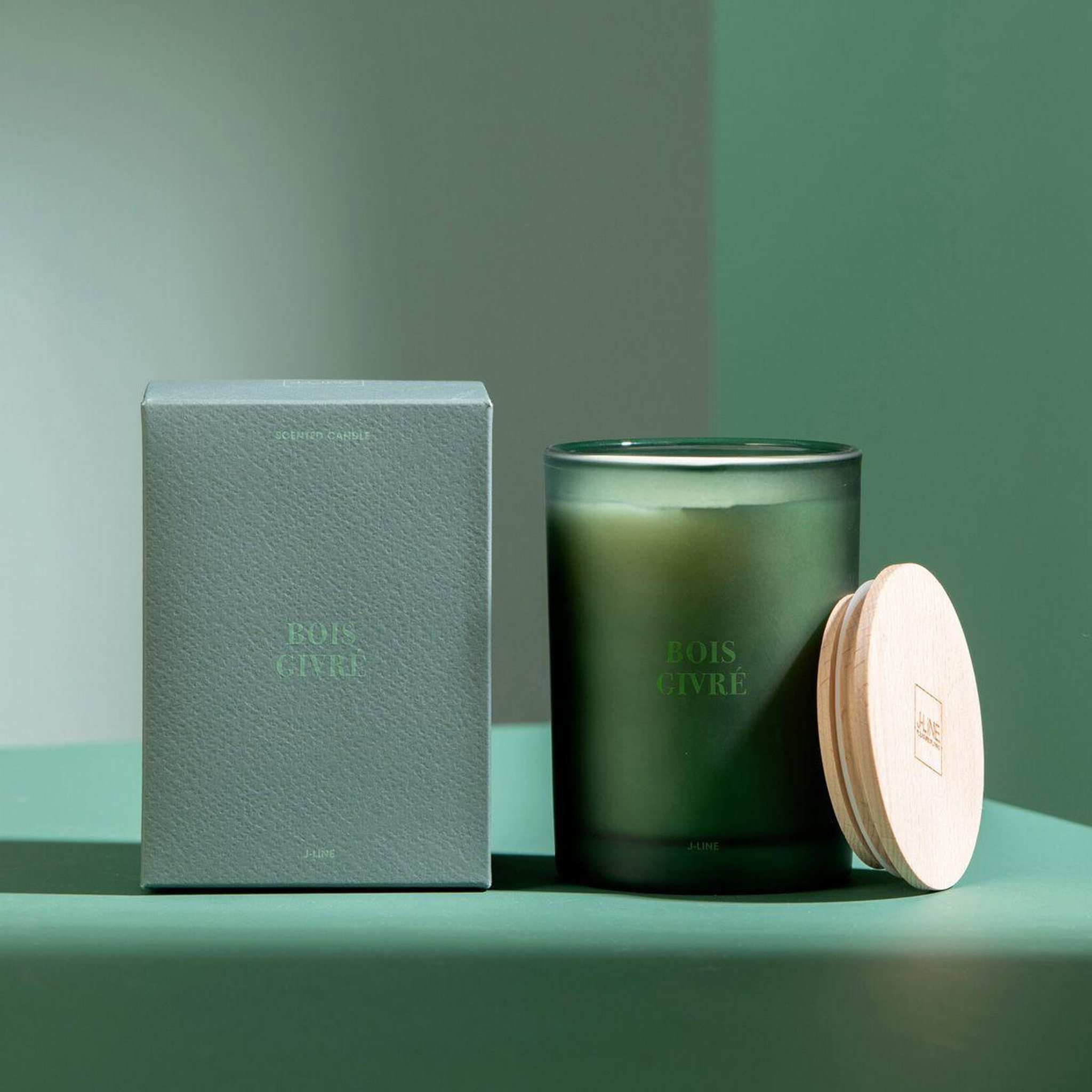 Voir la diapositive 5 : J-LINE Bougie parfumée  accords essentiels  12cm bois givré