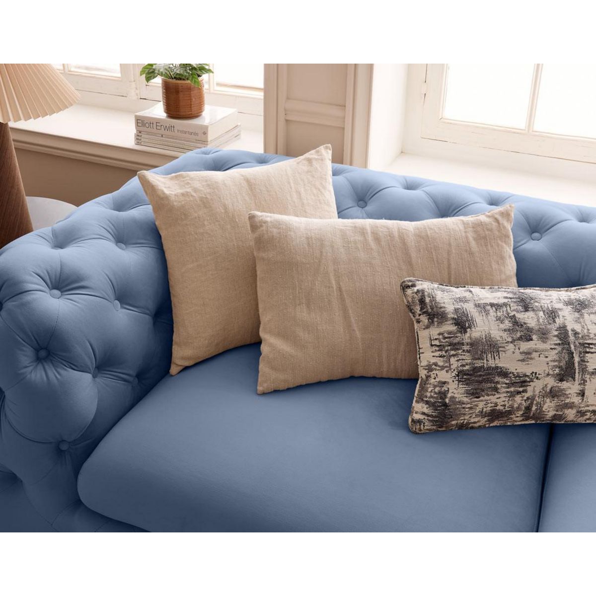 LISA DESIGN Camden - canapé 3 places chesterfield en velours - pieds en métal doré