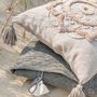 Voir la diapositive 4 : Paris Prix Coussin Déco Pompons  Bord Floches  45x45cm Blanc