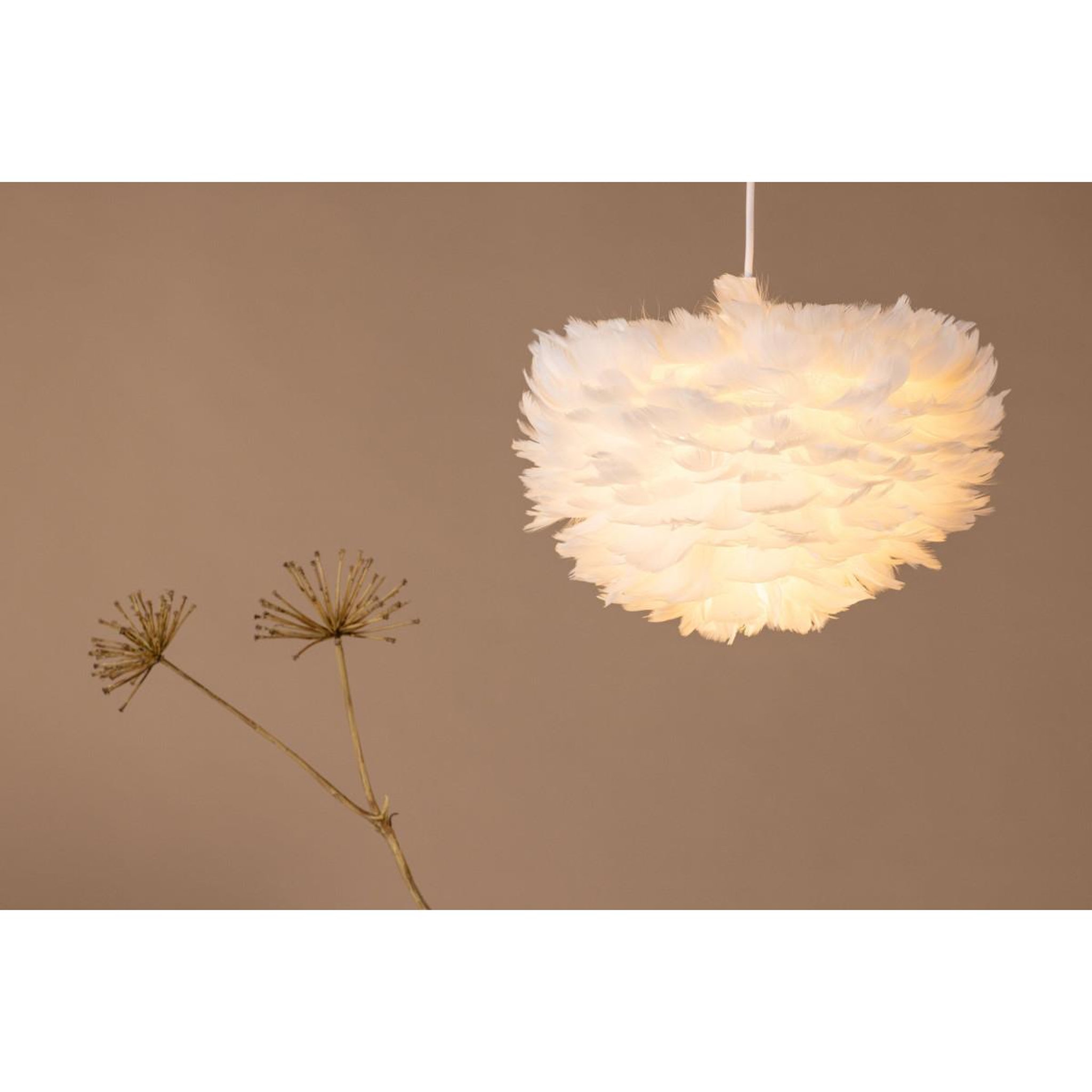 Voir la diapositive 6 : Paris Prix Lampe suspension en plume  nicola  35cm blanc