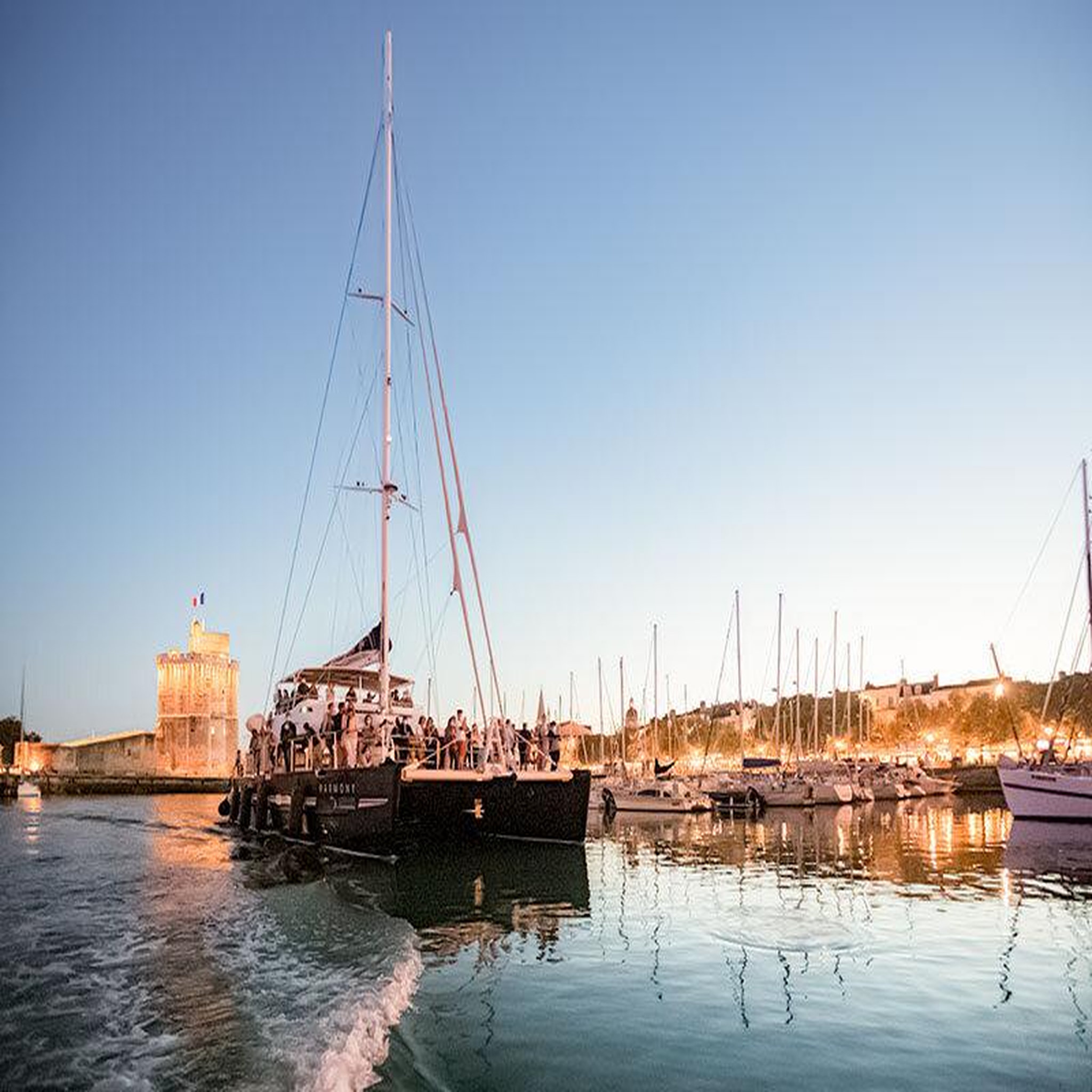 Voir la diapositive 2 : Smartbox Balade en catamaran pour 2 personnes depuis La Rochelle au coucher du soleil avec champagne - Coffret Cadeau Sport & Aventure