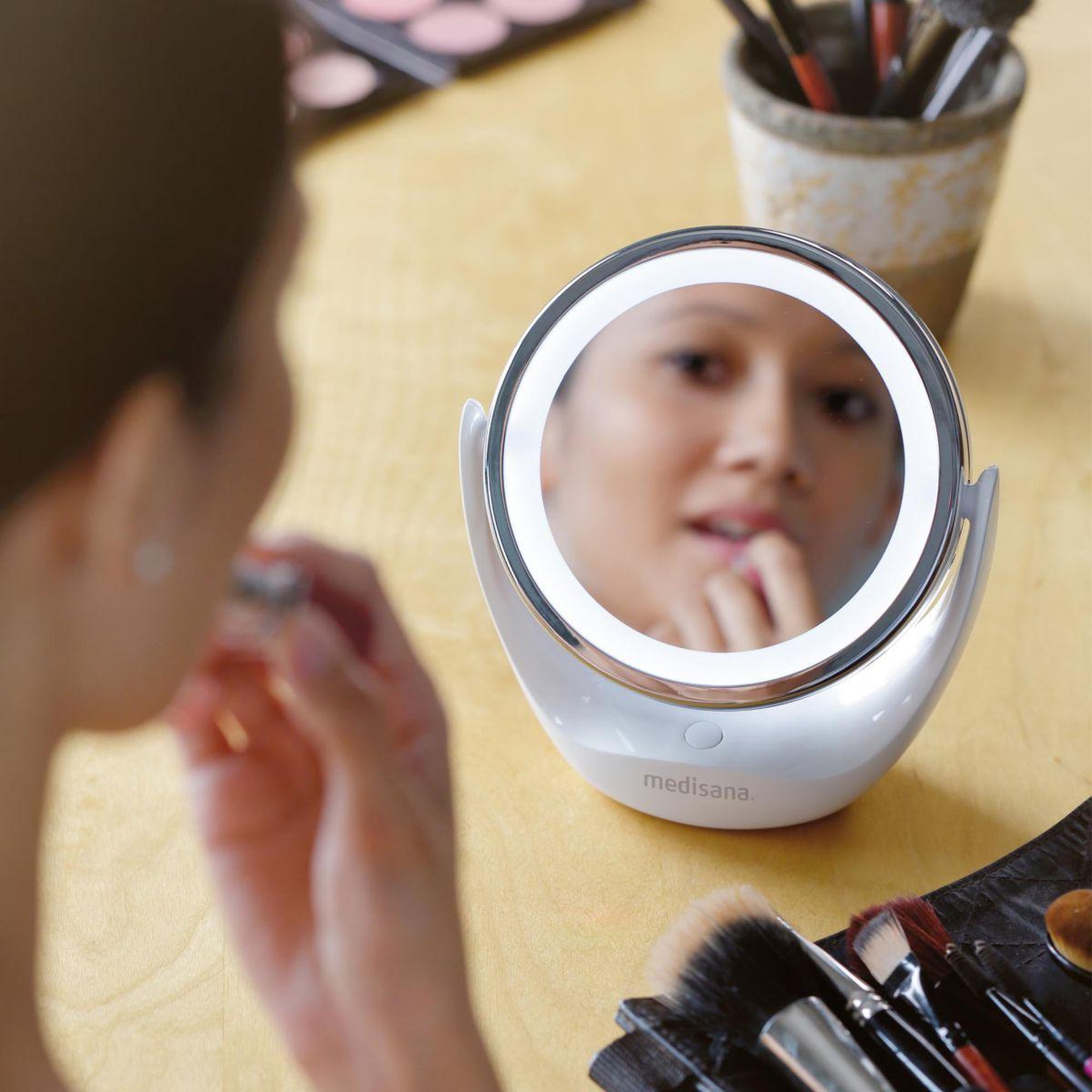 Voir la diapositive 3 : Medisana Miroir lumineux grossissant à piles
