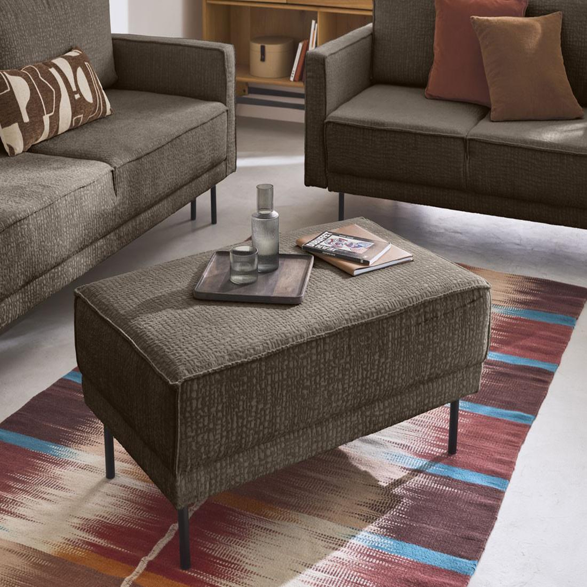 Voir la diapositive 2 : LISA DESIGN Charlie - pouf - pieds hauts - en tissu velours relief