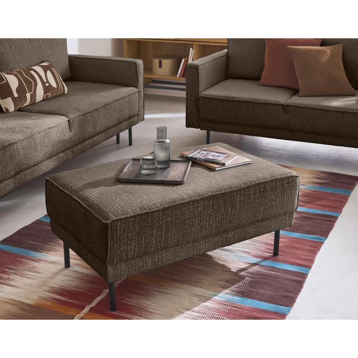 LISA DESIGN Charlie - pouf - pieds hauts - en tissu velours relief