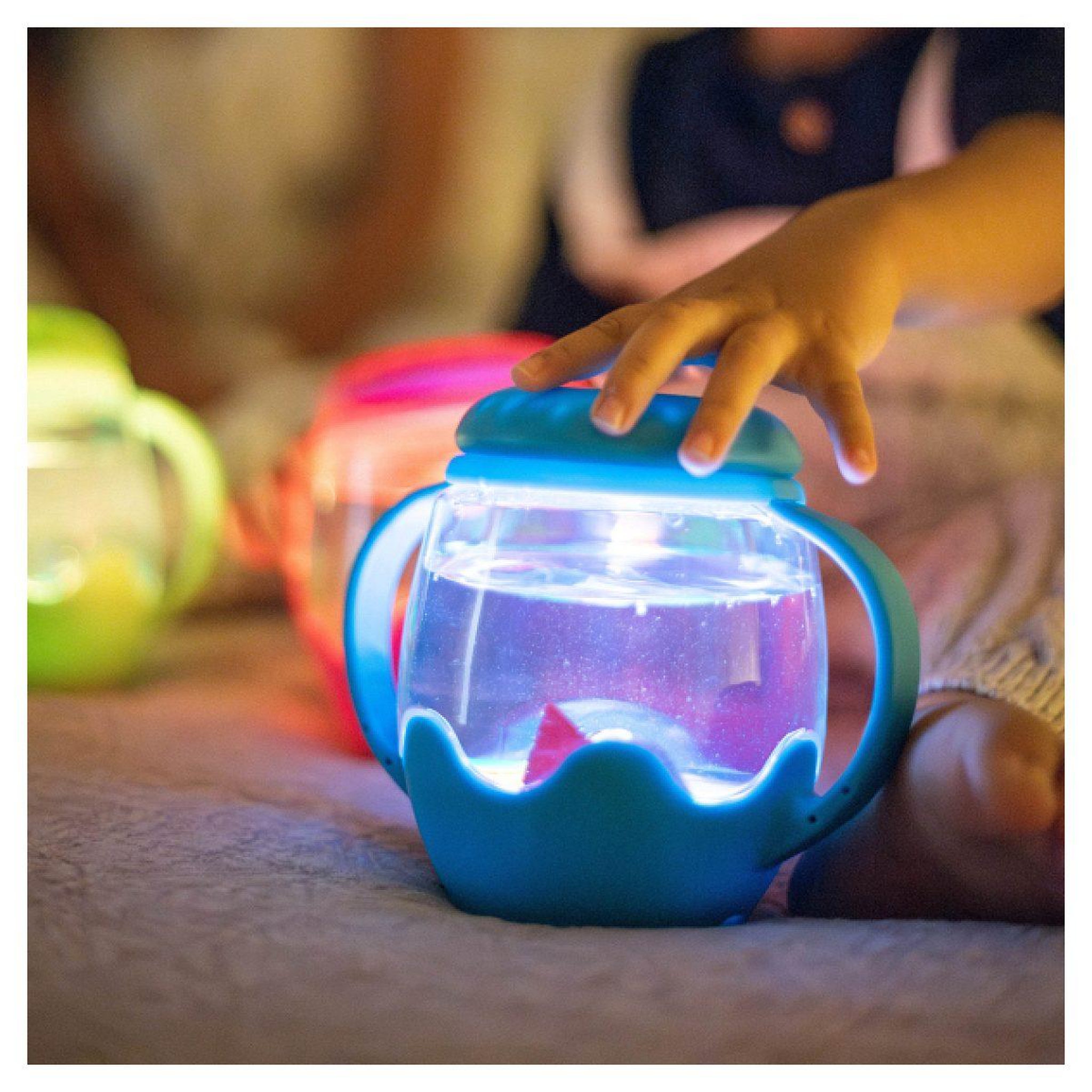 Voir la diapositive 2 : GLO PALS Mini jar sensorielle blue