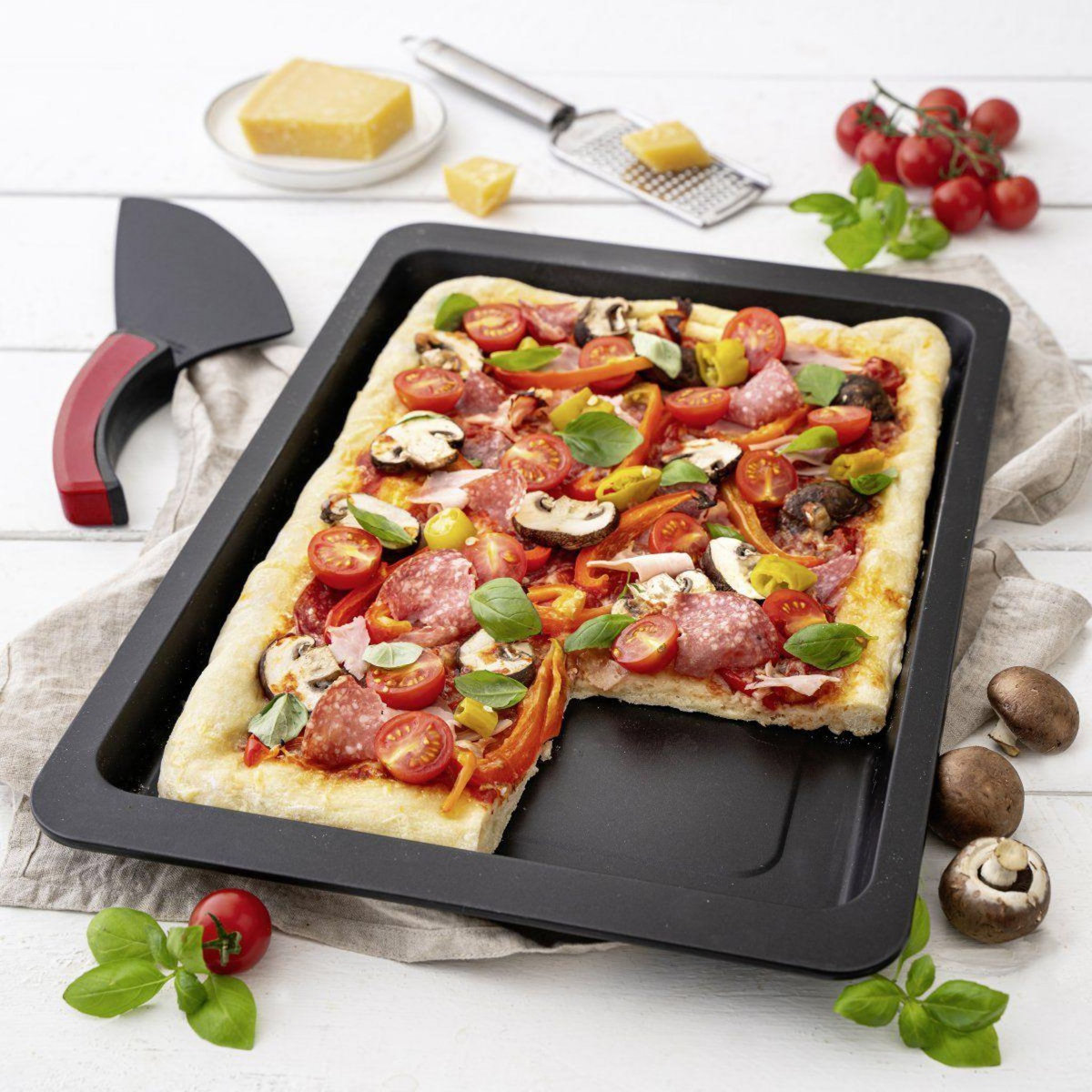ZENKER Ensemble pour pizza avec une plaque de cuisson four, 4 planches à pizza rondes et une roulette à pizza Fackelmann