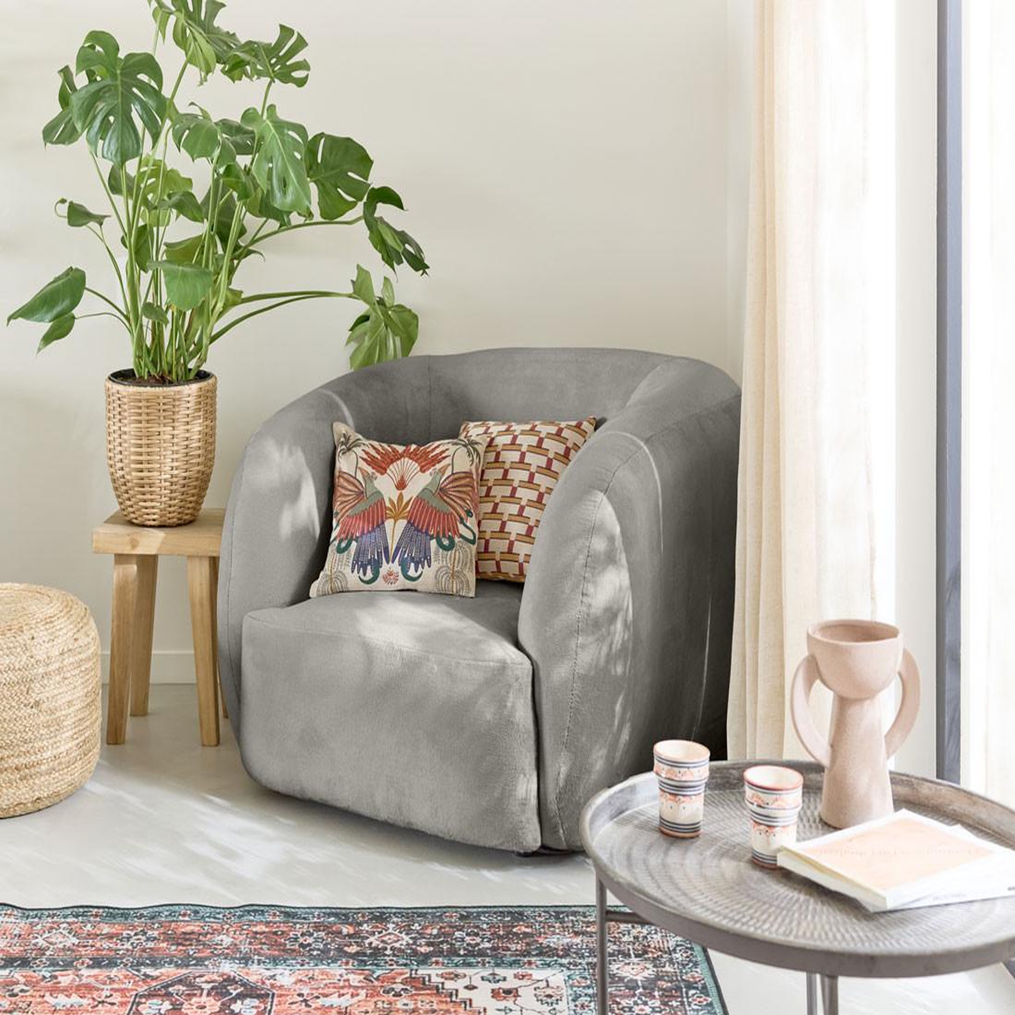 Voir la diapositive 1 : LISA DESIGN Ernee - fauteuil cocon - en velours