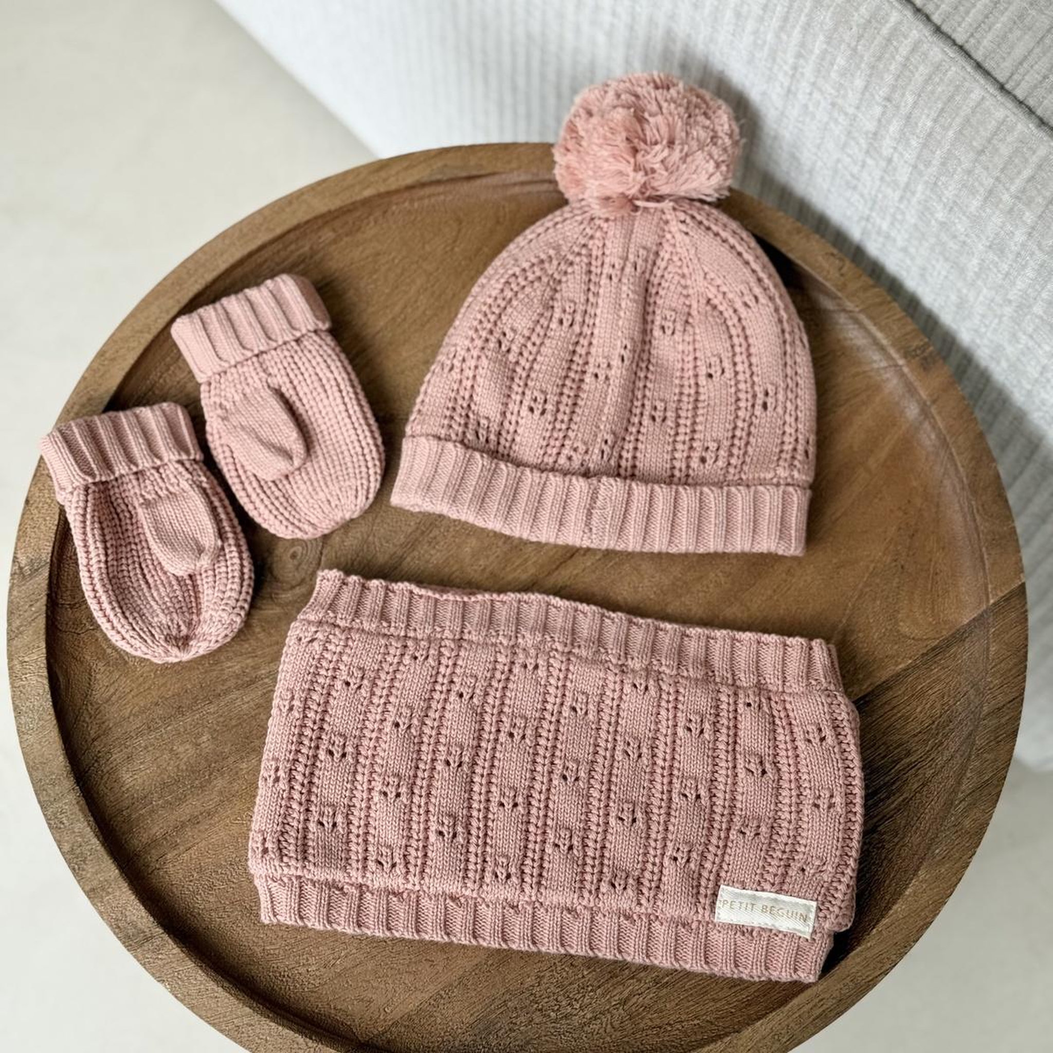 Voir la diapositive 6 : Petit Béguin Ensemble bonnet, moufles et cache-cou enfant en tricot Esmée