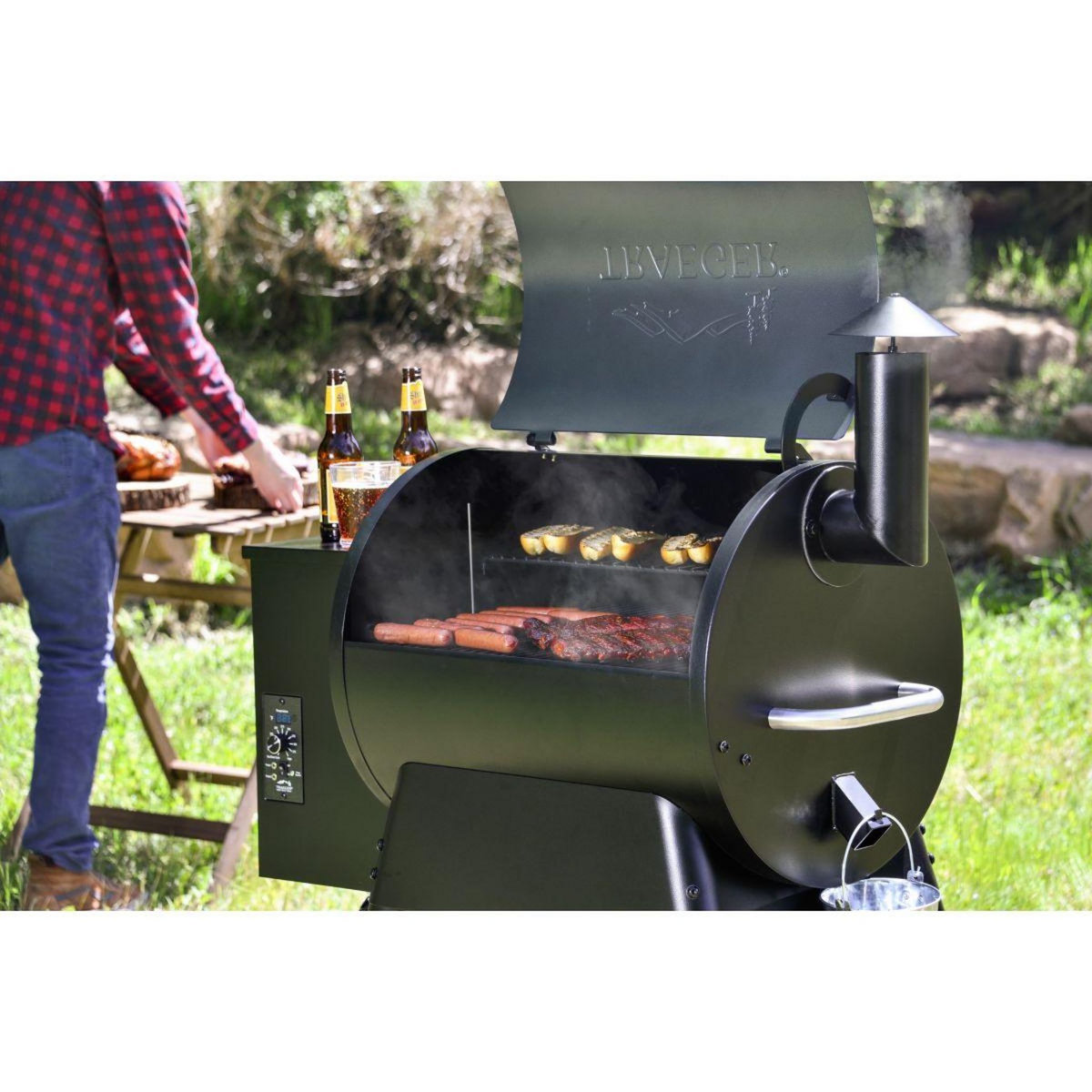 TRAEGER Barbecue pellet PRO22 noir sur chariot, grille haute 56x18 cm, grille basse 56x48 cm