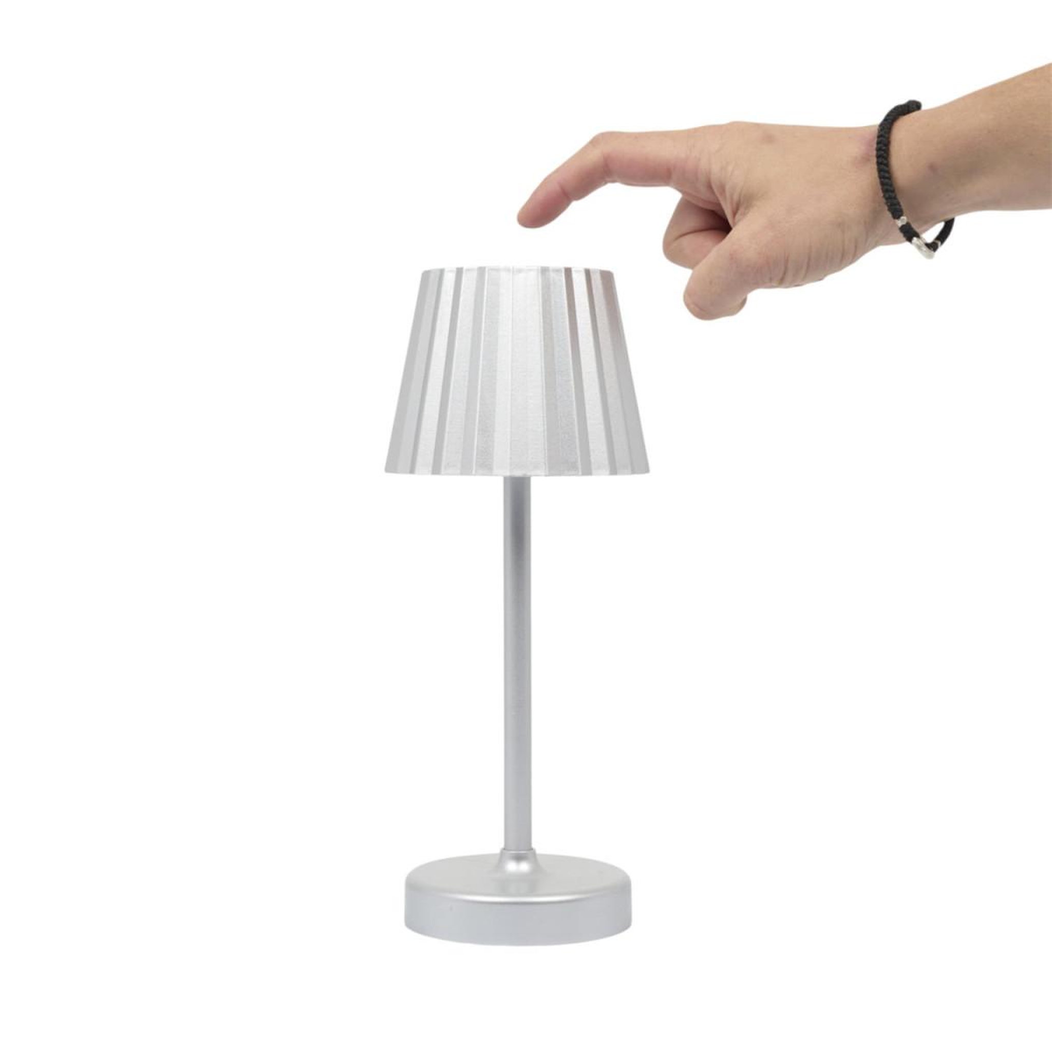 Voir la diapositive 2 : The Home Deco Factory Lampe à poser tactile à led  alana  26cm argent